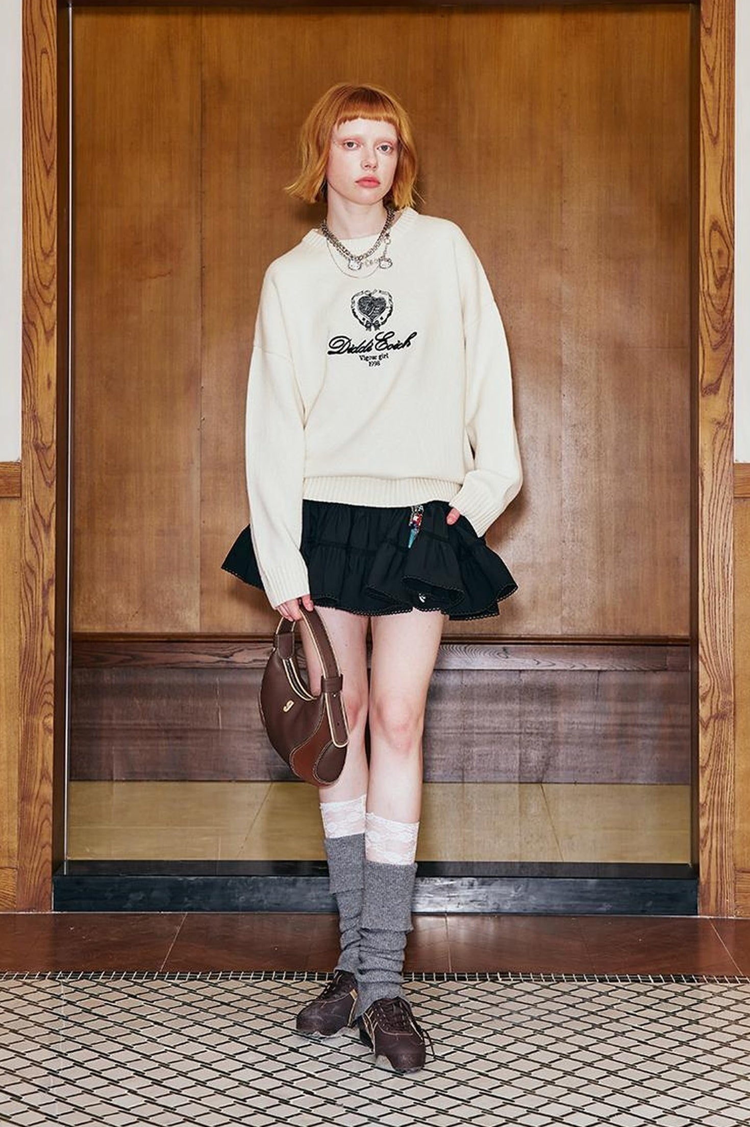 DIDDI MODA Classic Collar Knit Sweater With Bow Emblem Embroidery