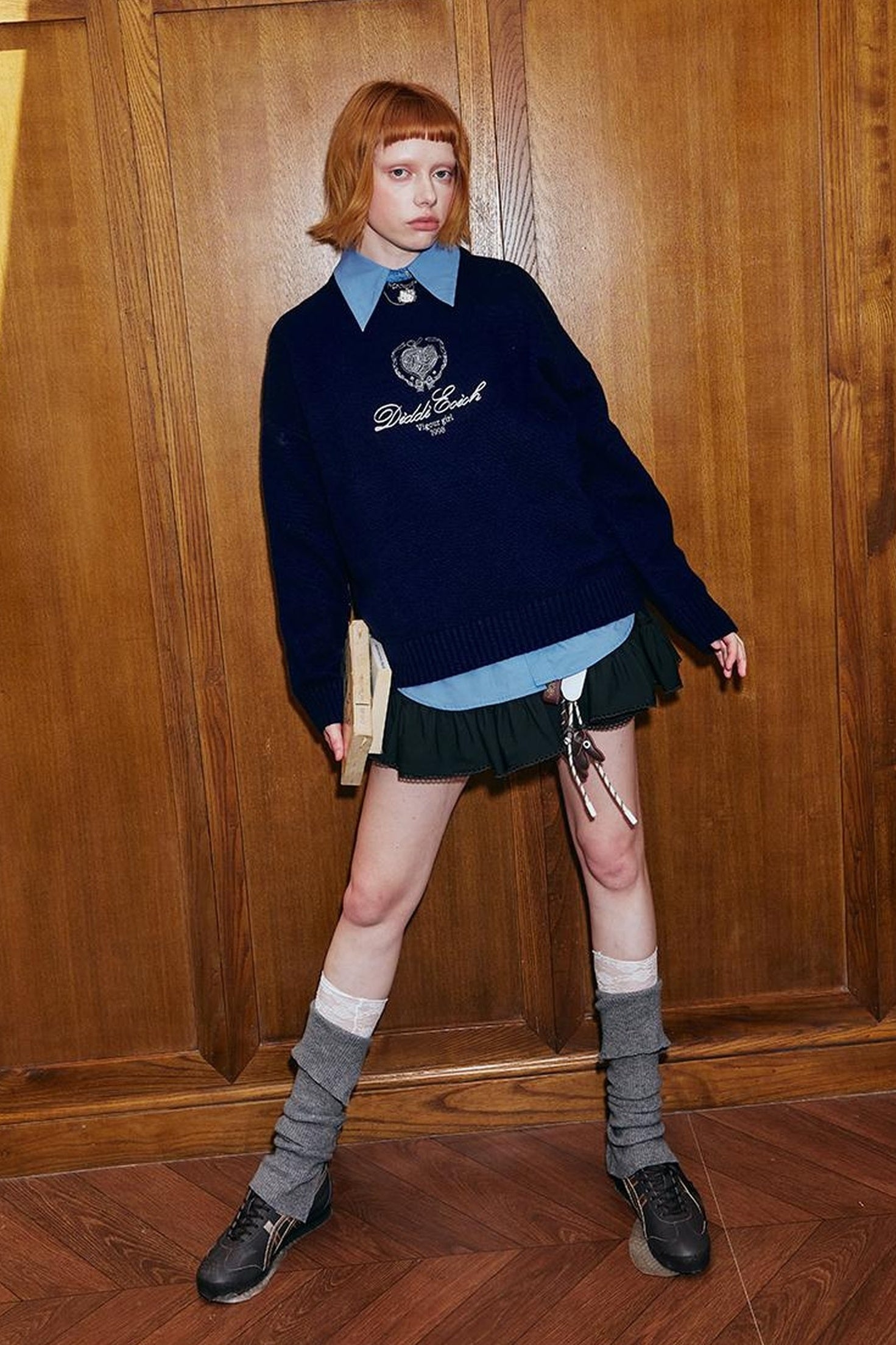 DIDDI MODA Classic Collar Knit Sweater With Bow Emblem Embroidery