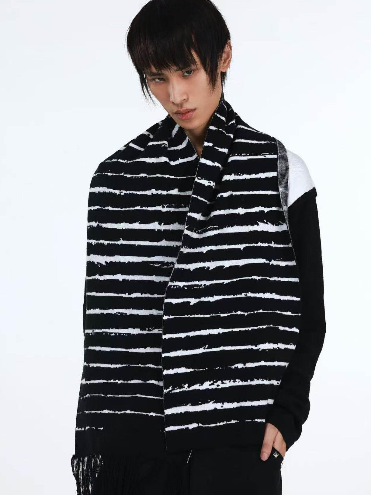 DETW onLine Black White Striped Distressed Thorn Knit Tassel Women&