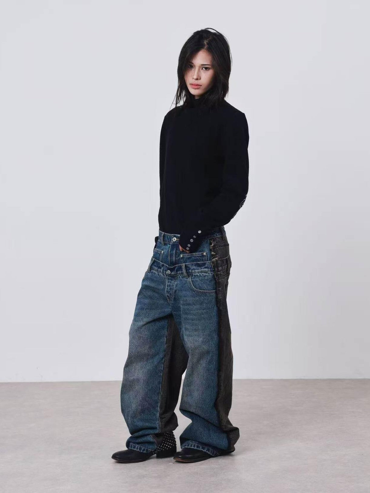 DETW onLine Dark Geometric Key Embroidery Slim Crewneck Women&
