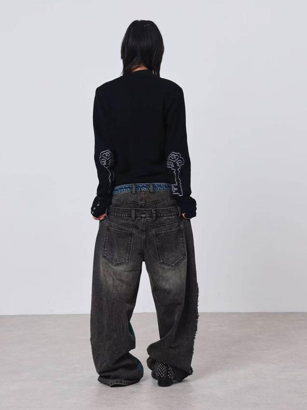 DETW onLine Dark Geometric Key Embroidery Slim Crewneck Women&
