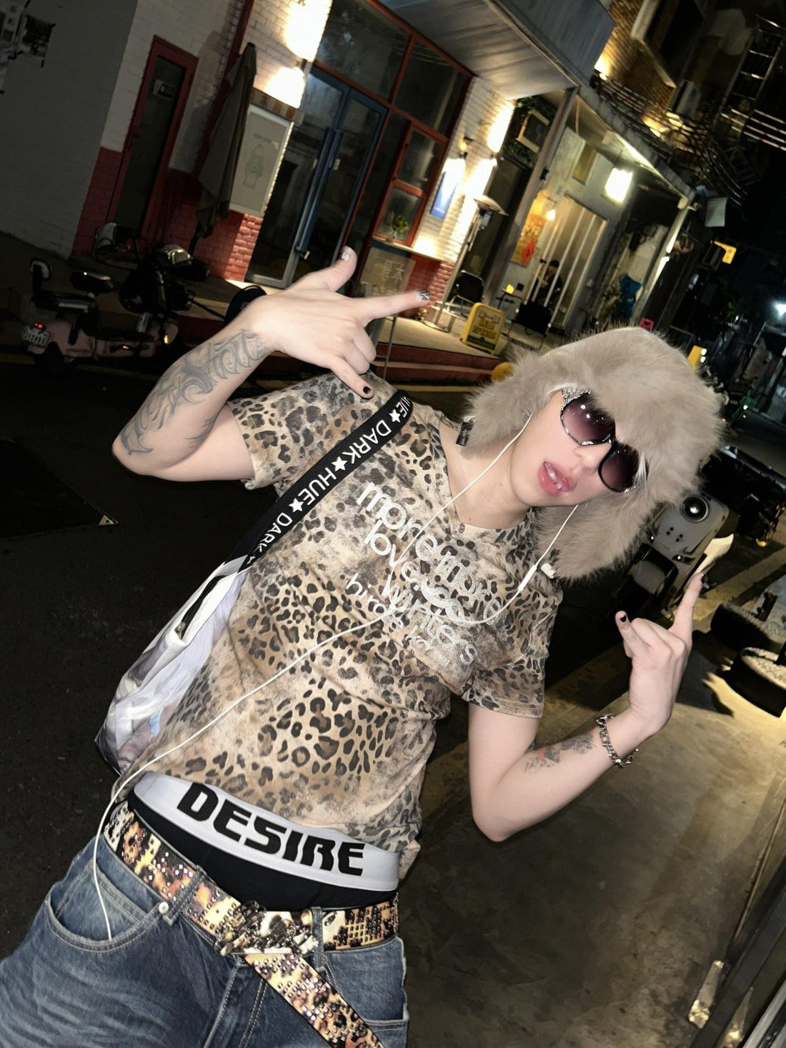 DETW onLine Leopard Foil Slogan V-neck Set Shoulder Women&
