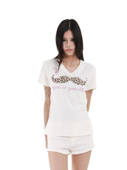 DETW onLine Leopard Slogan Digital Print V-neck Women&