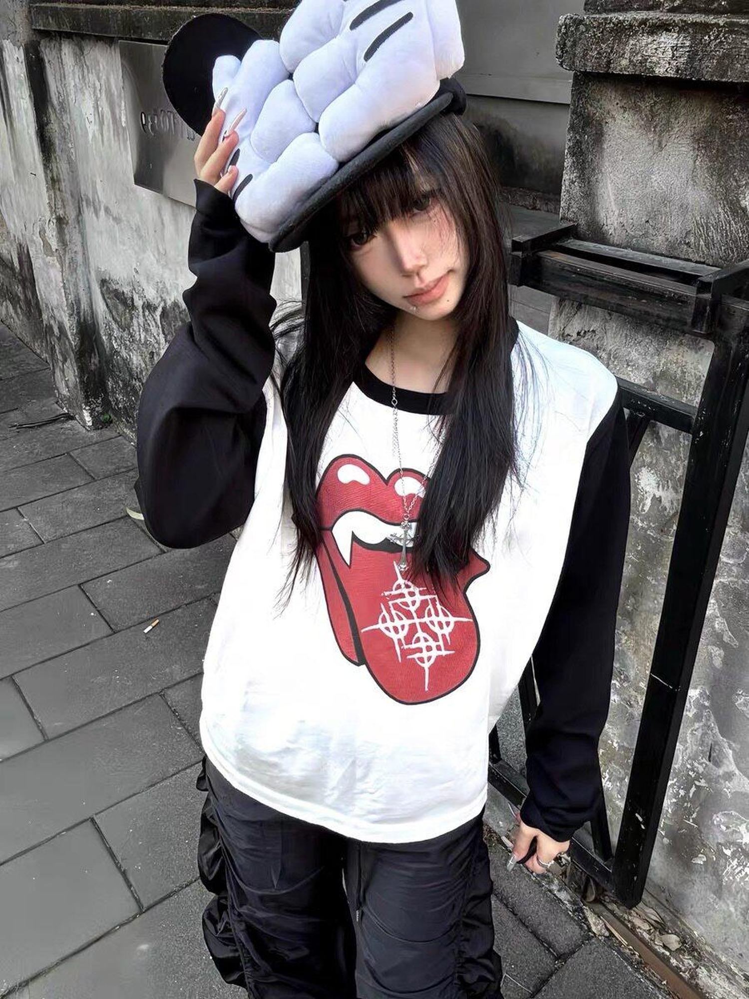 DETW onLine Playful Tongue Graphic Colorblock Knitted Women&