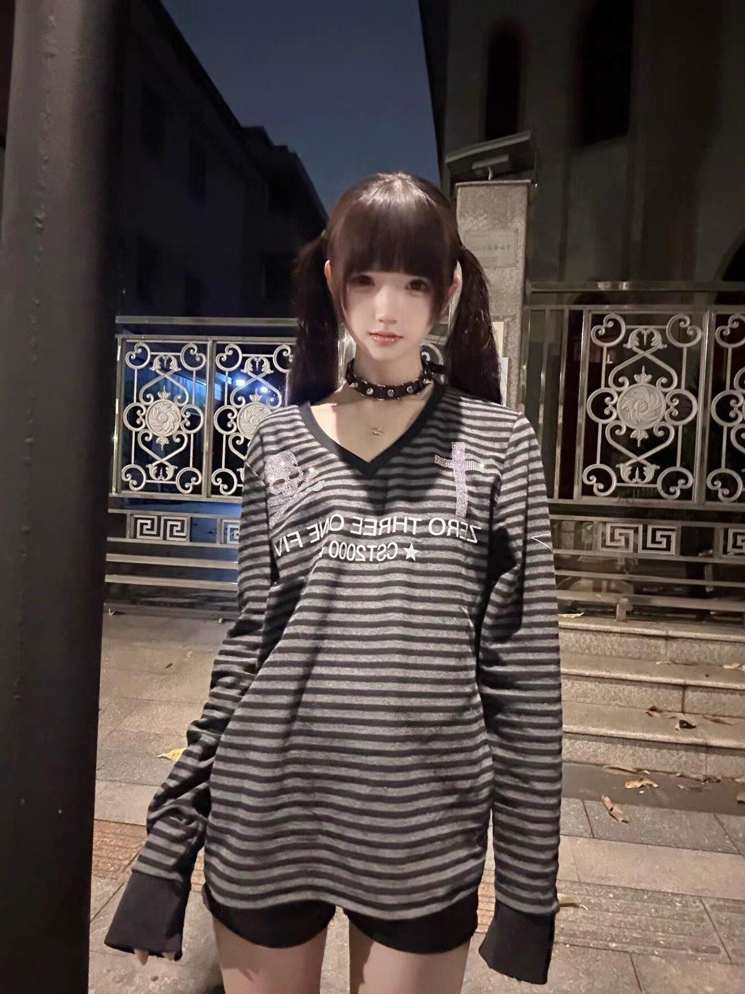 DETW onLine Skull Striped V-neck Rhinestone Street Women&