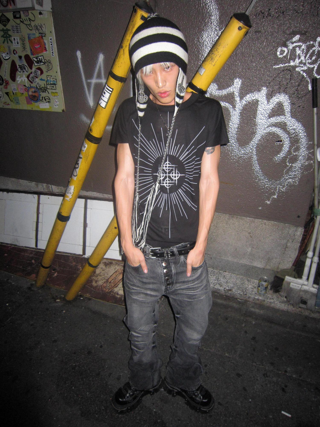 DETW online Asymmetric Tail Hem T-shirt