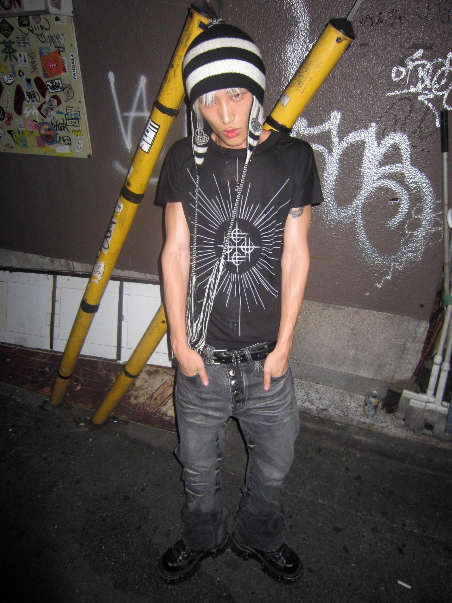 DETW online Asymmetric Tail Hem T-shirt