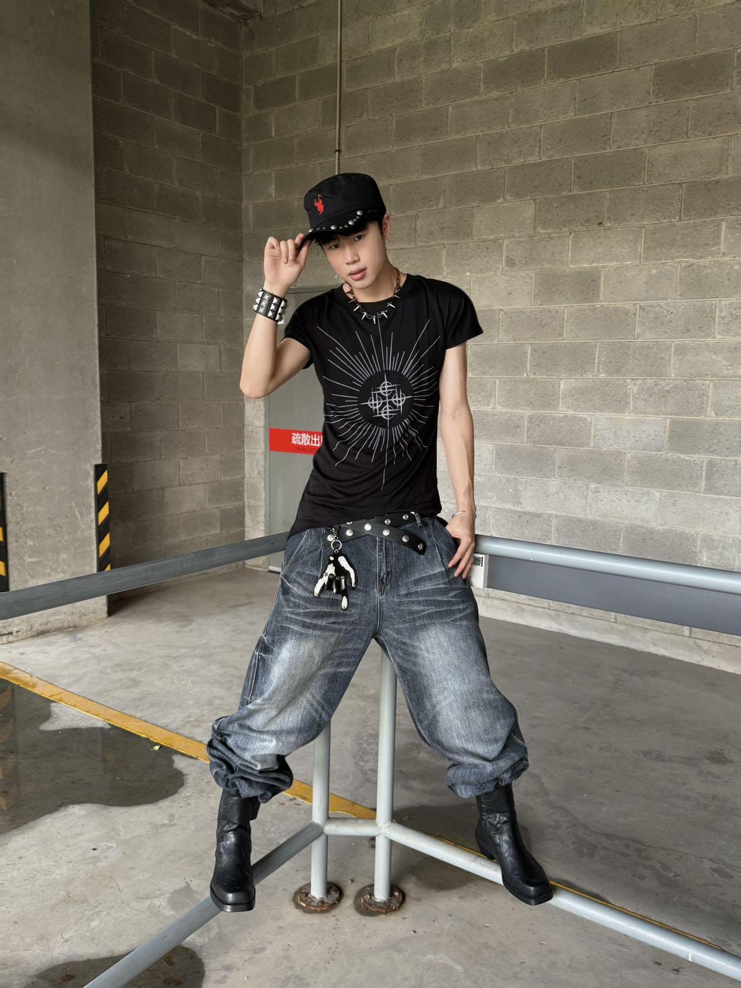 DETW online Asymmetric Tail Hem T-shirt