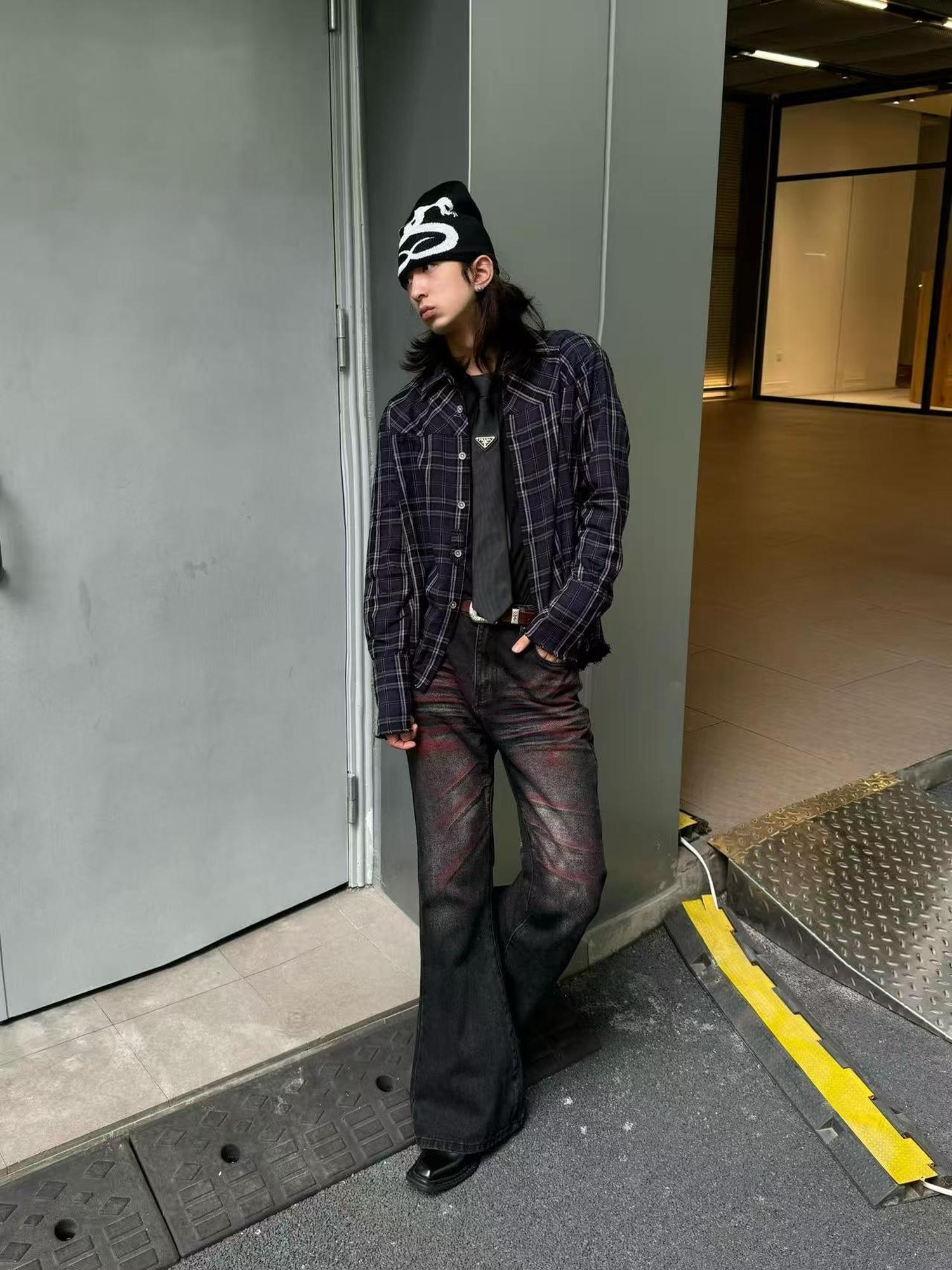 DETW online Jeans mit „Blood Claw“-Waschung, Used-Look und Nieten, ausgestellt