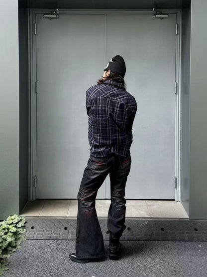 DETW online Jeans mit „Blood Claw“-Waschung, Used-Look und Nieten, ausgestellt