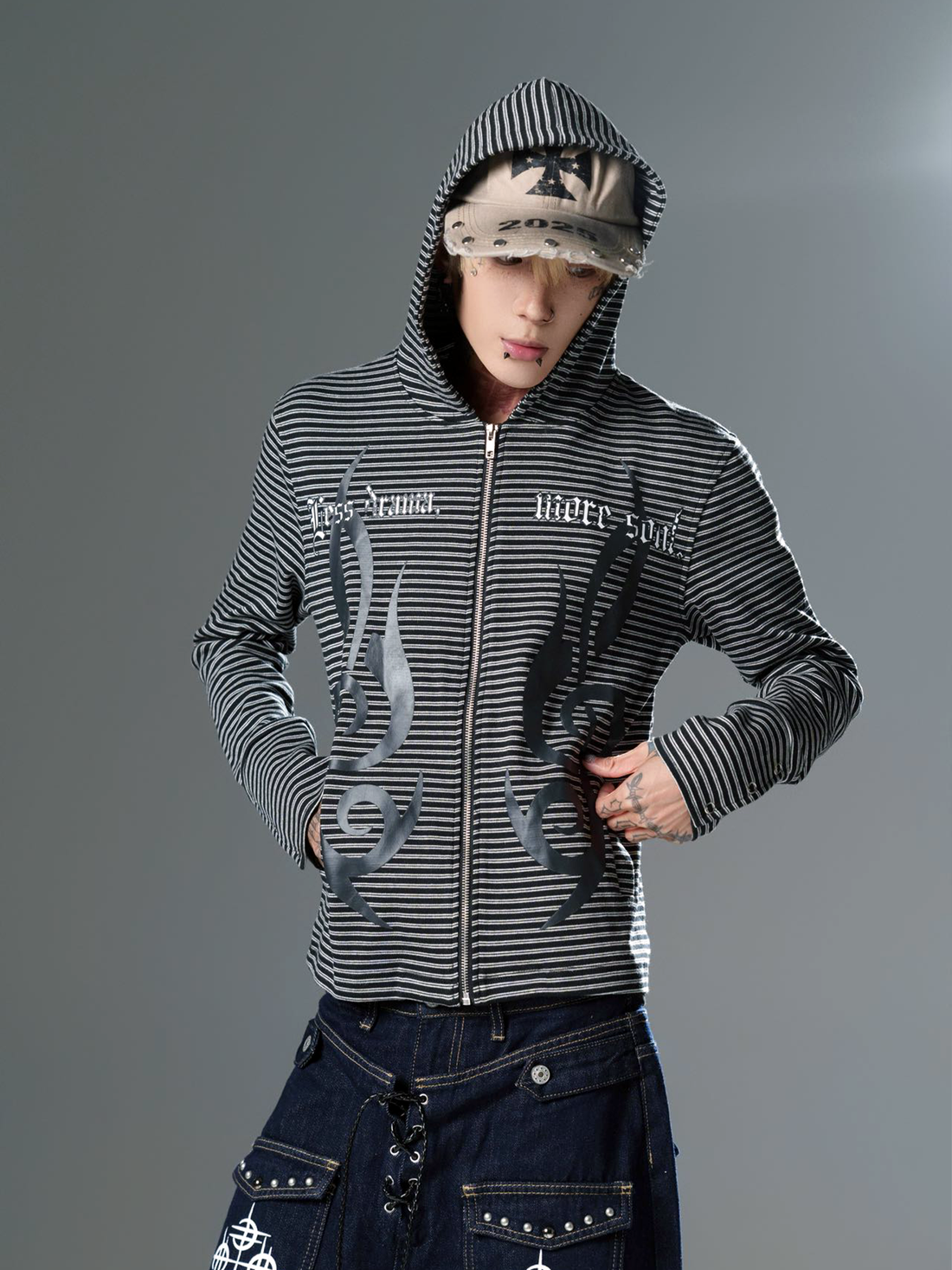DETW online Gothic Note Striped Zip Hoodie