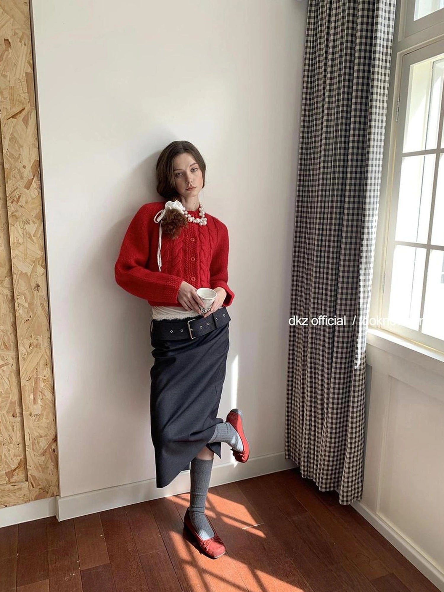 DKZ OFFICIAL 100 % Wool Cropped Cardigan With Cable Knit Pattern