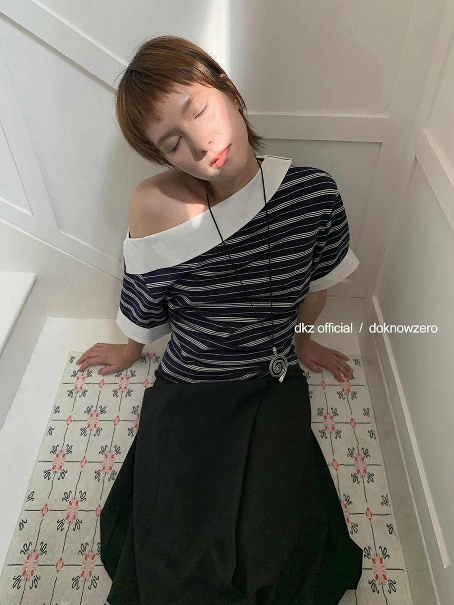 DKZ OFFICIAL Asymmetric Stripe Spliced Short Sleeve Top