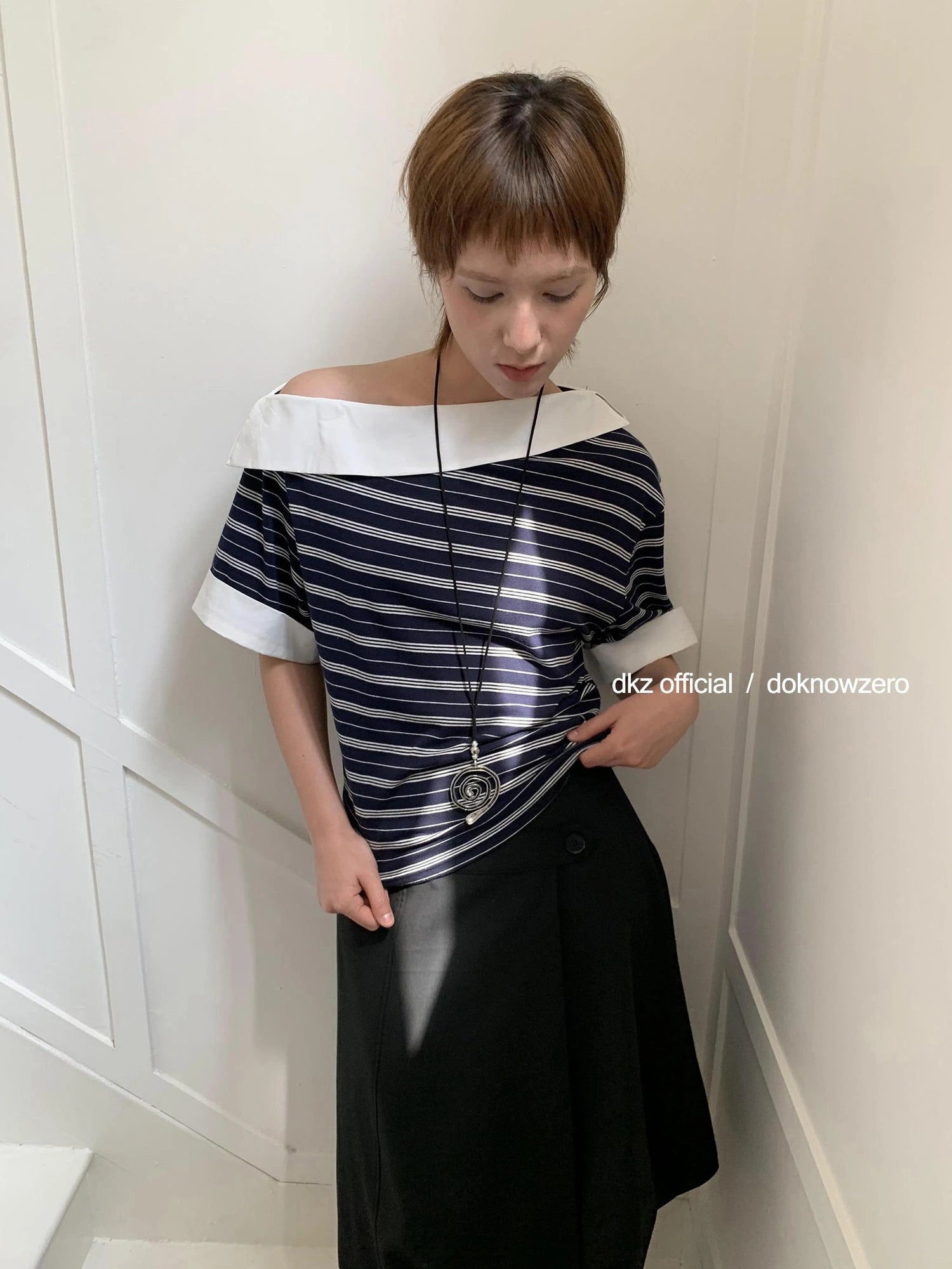 DKZ OFFICIAL Asymmetric Stripe Spliced Short Sleeve Top