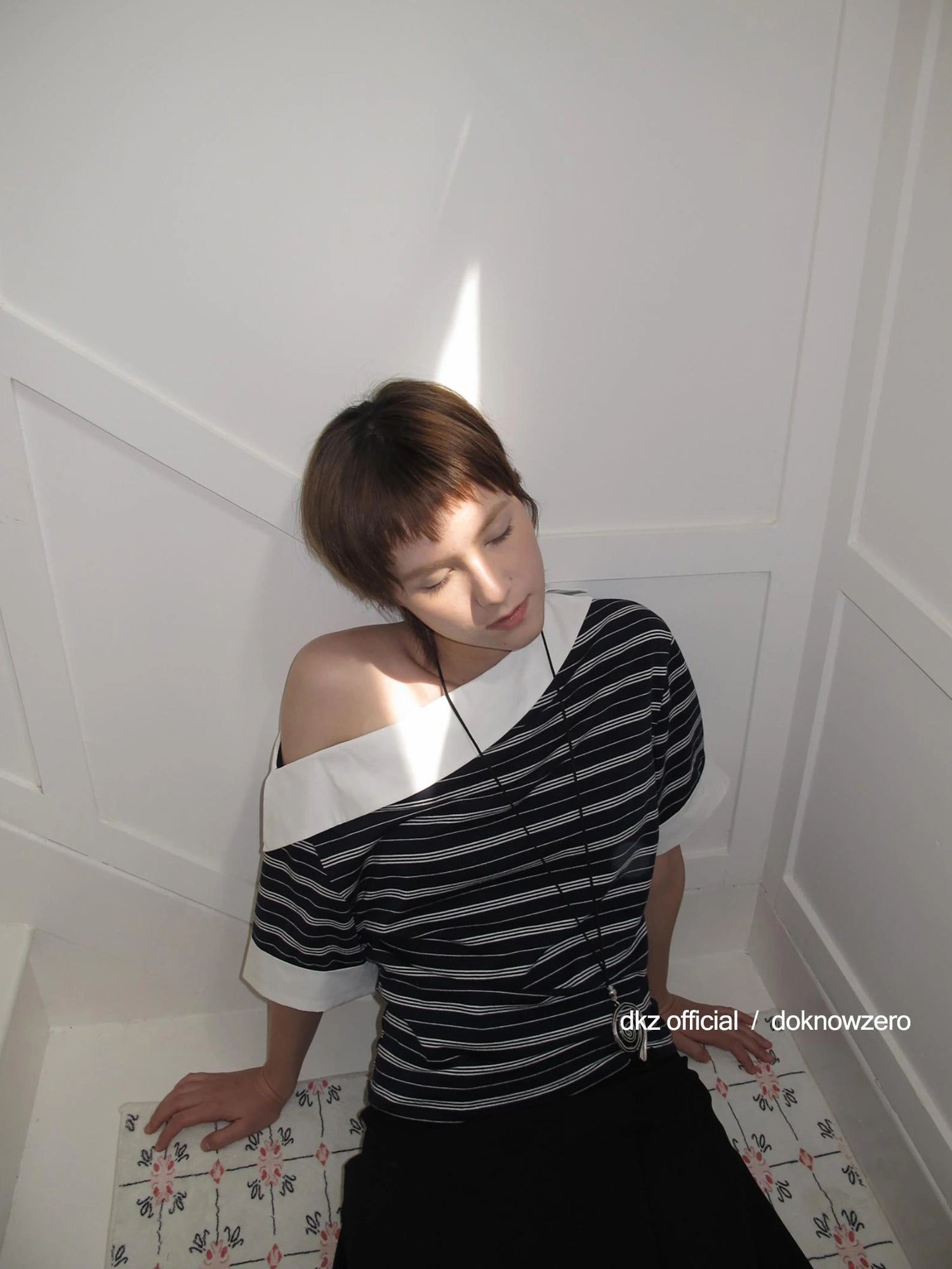 DKZ OFFICIAL Asymmetric Stripe Spliced Short Sleeve Top