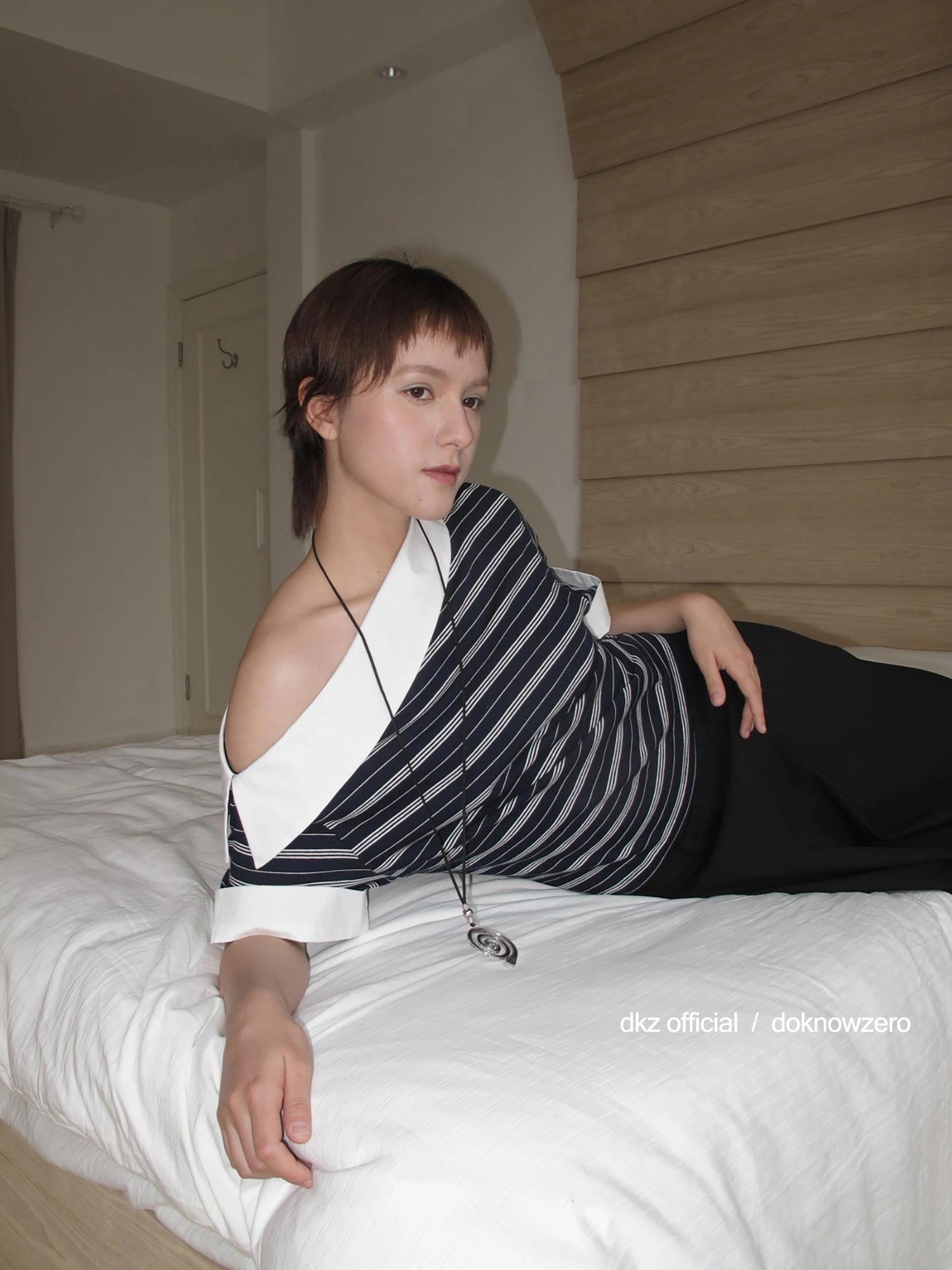 DKZ OFFICIAL Asymmetric Stripe Spliced Short Sleeve Top