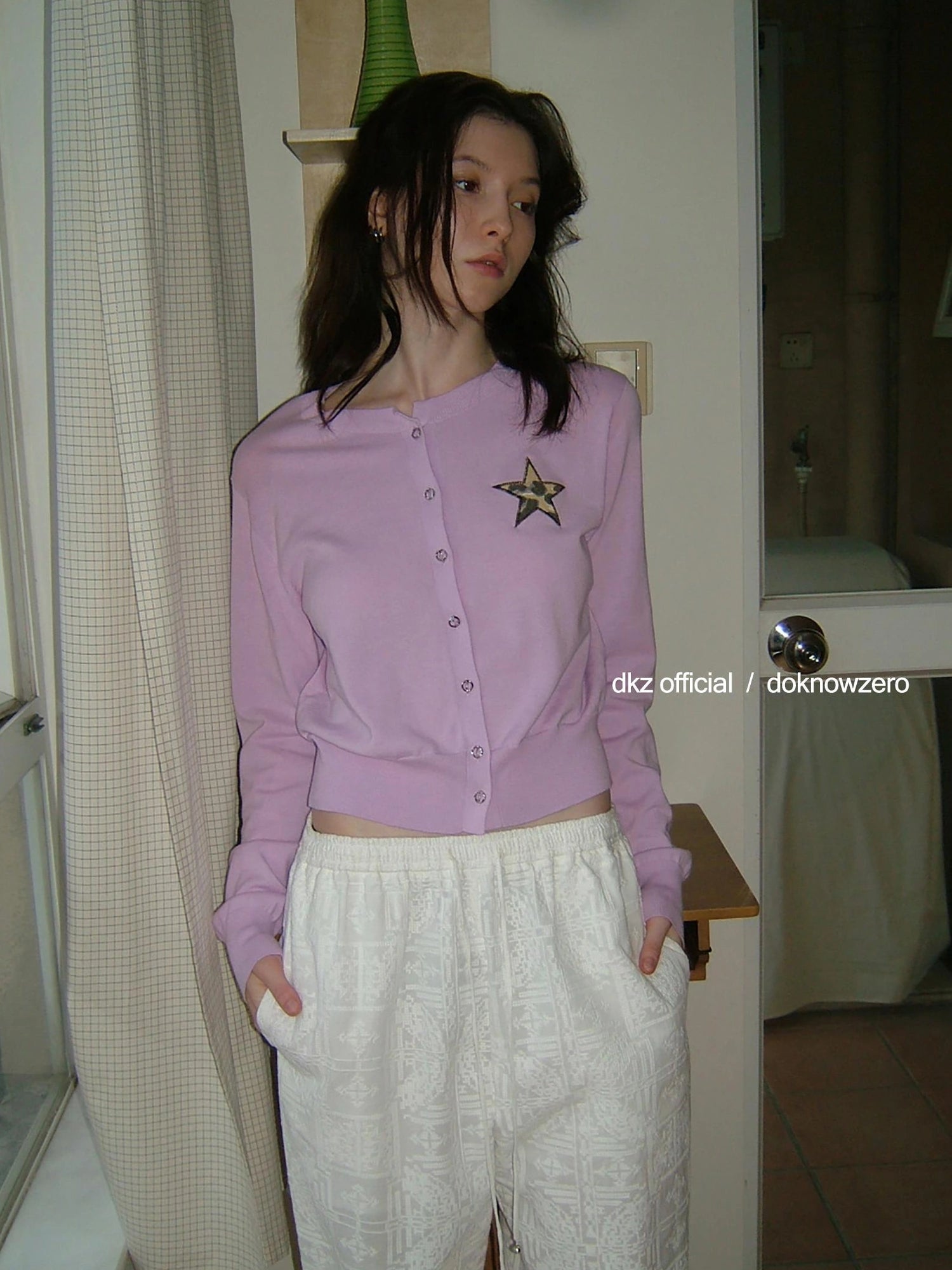 DKZ OFFICIAL Cropped Knit Cardigan With Star Embroidery