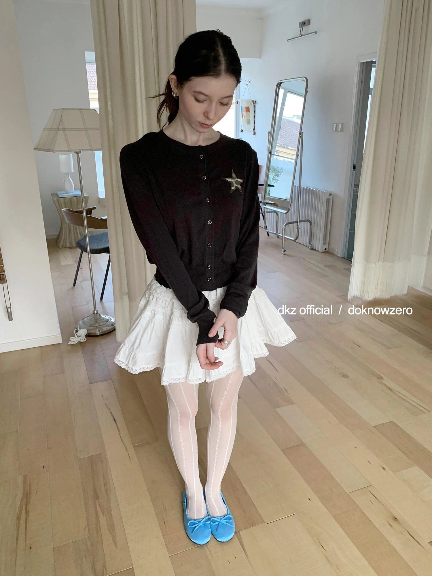 DKZ OFFICIAL Cropped Knit Cardigan With Star Embroidery