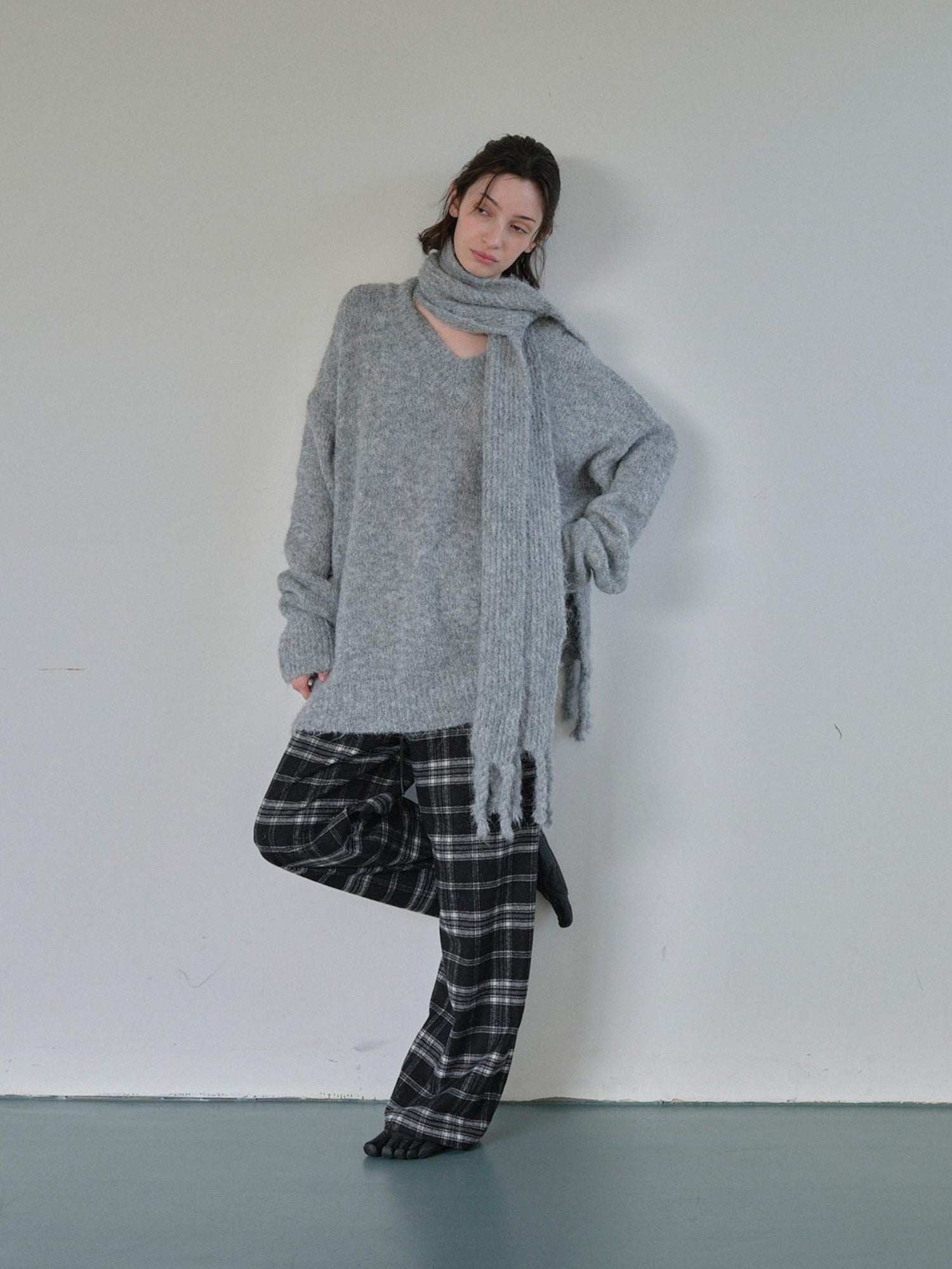 DKZ OFFICIAL Gray V-neck Oversized Lazy Knit With Scarf Women&