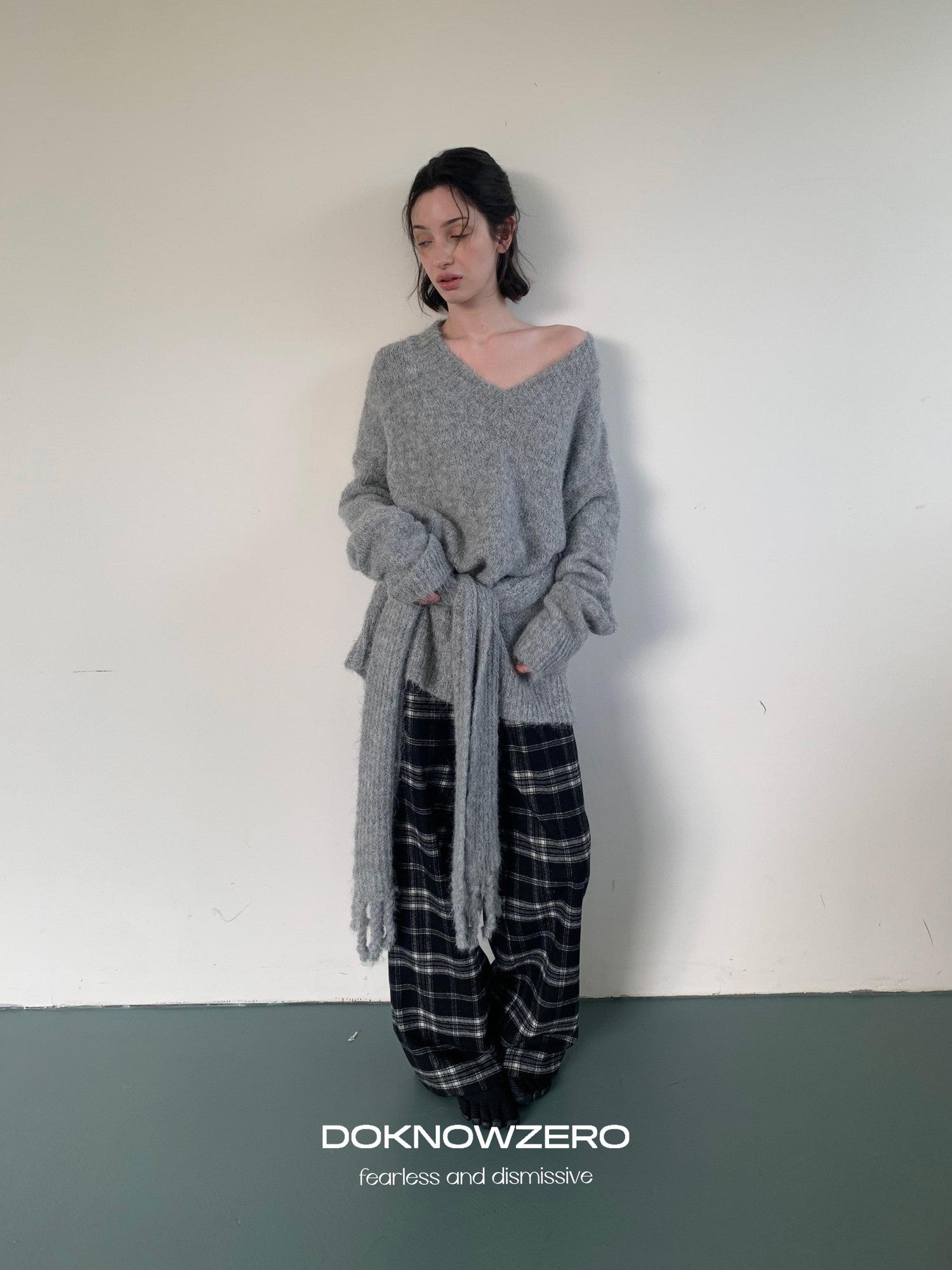 DKZ OFFICIAL Gray V-neck Oversized Lazy Knit With Scarf Women&