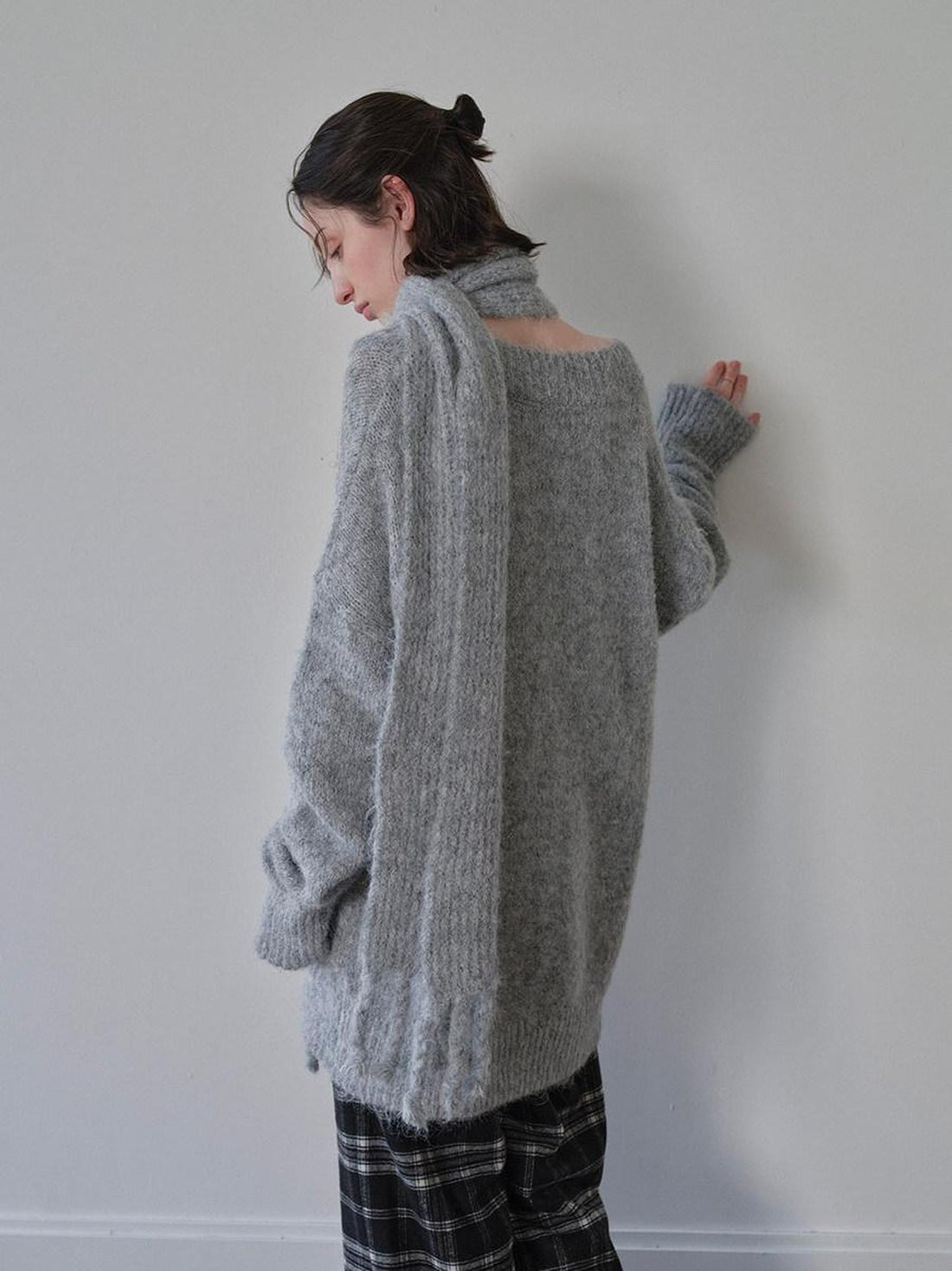 DKZ OFFICIAL Gray V-neck Oversized Lazy Knit With Scarf Women&