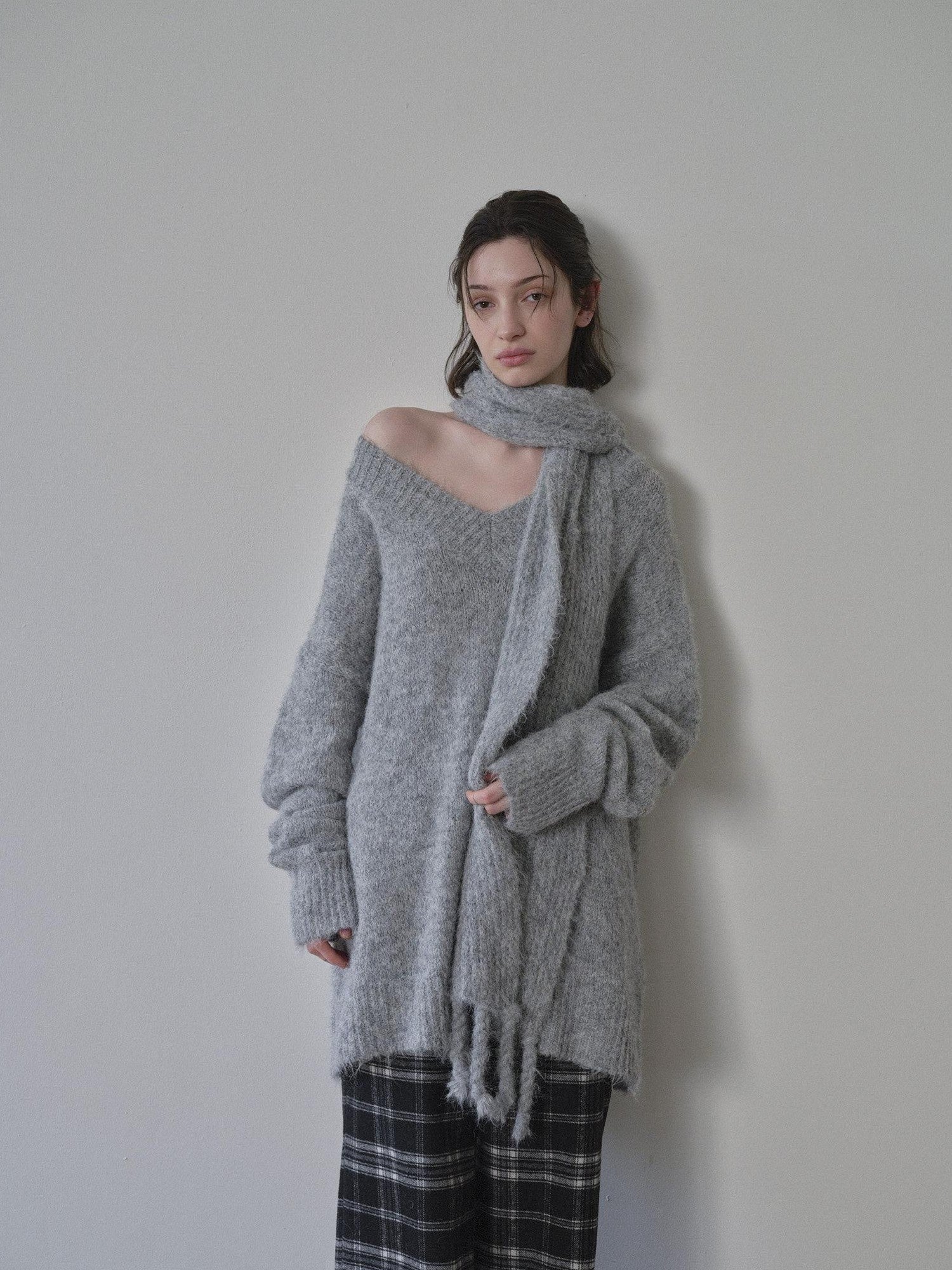DKZ OFFICIAL Gray V-neck Oversized Lazy Knit With Scarf Women&