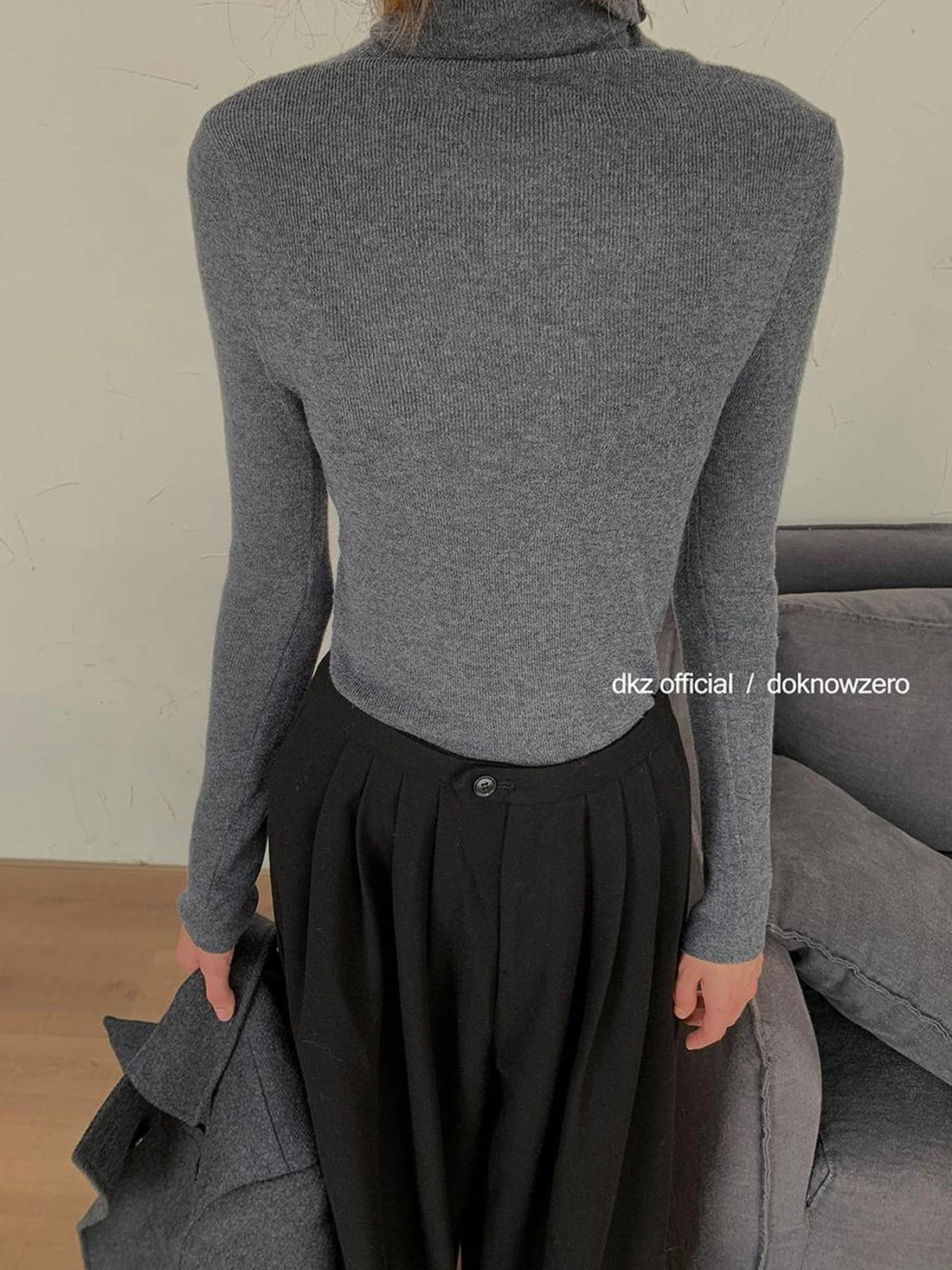 DKZ OFFICIAL High Neck Ribbed Knit Slim Fit Turtleneck Top