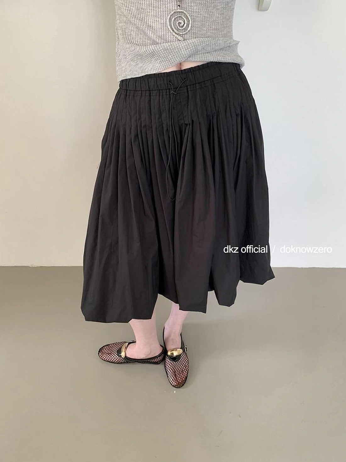 DKZ OFFICIAL Pleated Midi Skirt With Shirred Waist