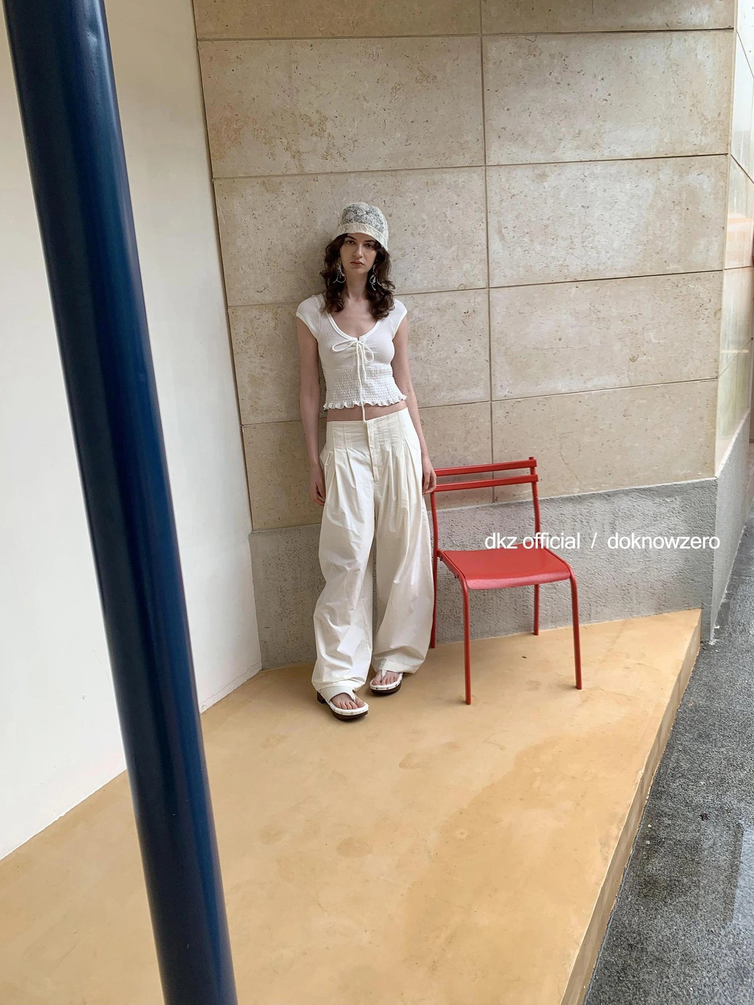 DKZ OFFICIAL Pleated Sleeveless T-shirt With Bow Tie And Scalloped Hem