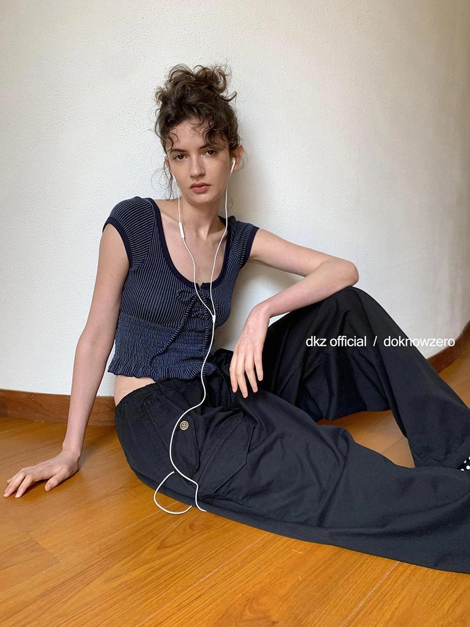 DKZ OFFICIAL Pleated Sleeveless T-shirt With Bow Tie And Scalloped Hem