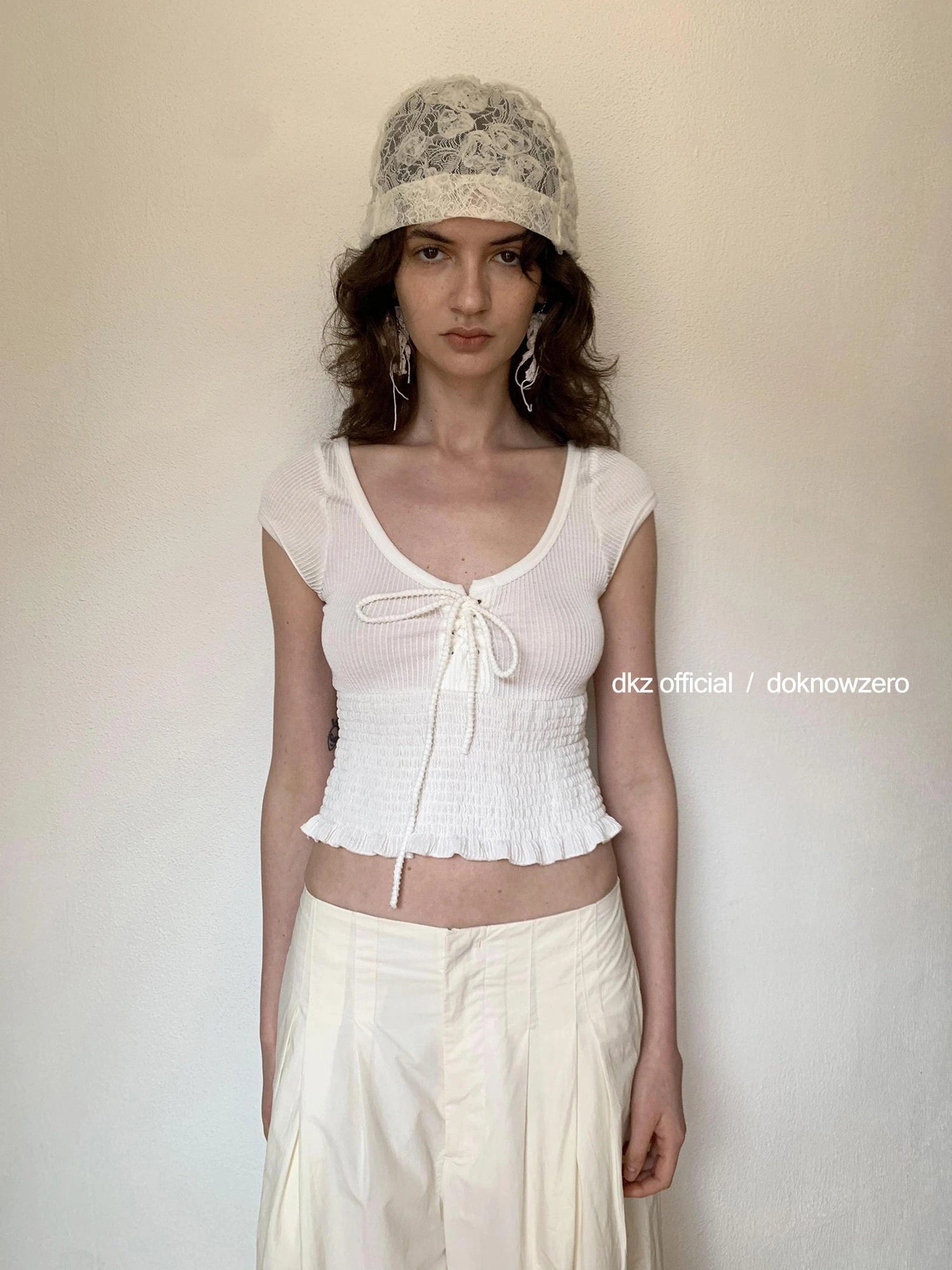 DKZ OFFICIAL Pleated Sleeveless T-shirt With Bow Tie And Scalloped Hem