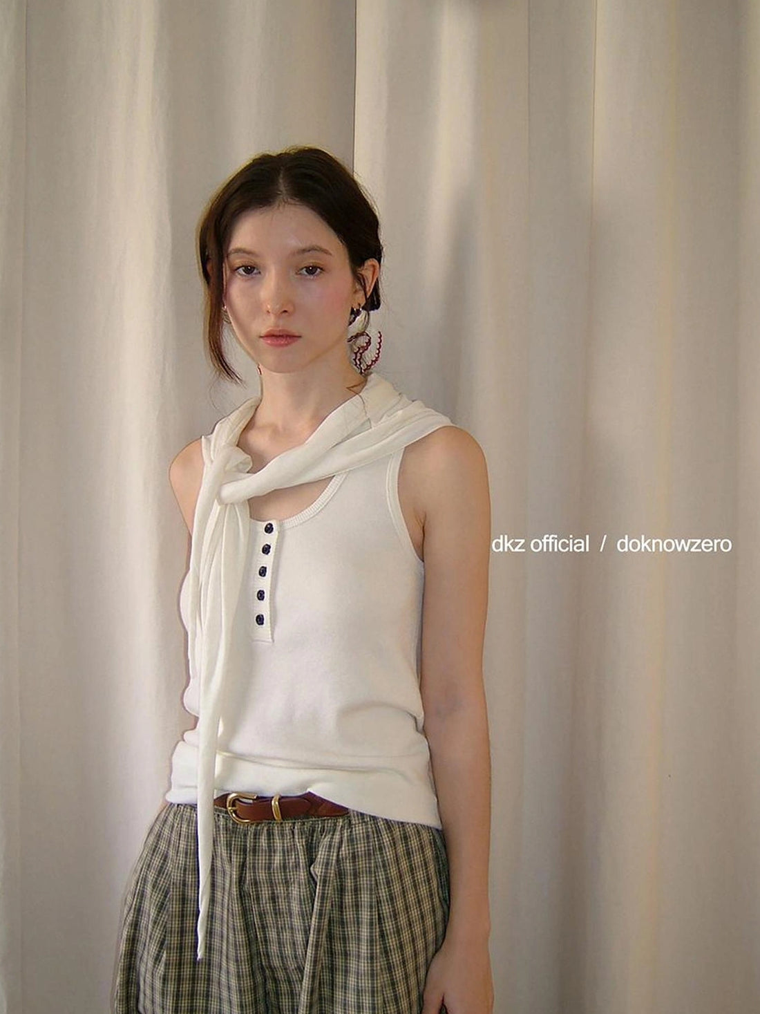 DKZ OFFICIAL Ribbed Knit Henley Vest With Detachable Scarf
