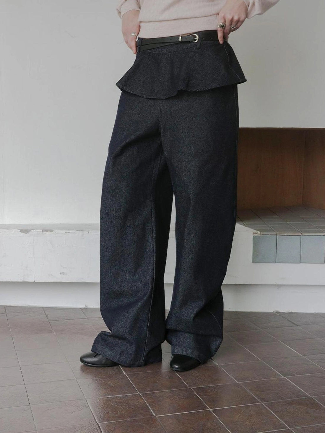 DKZ OFFICIAL Ruffle Waist Curved Hem Jeans
