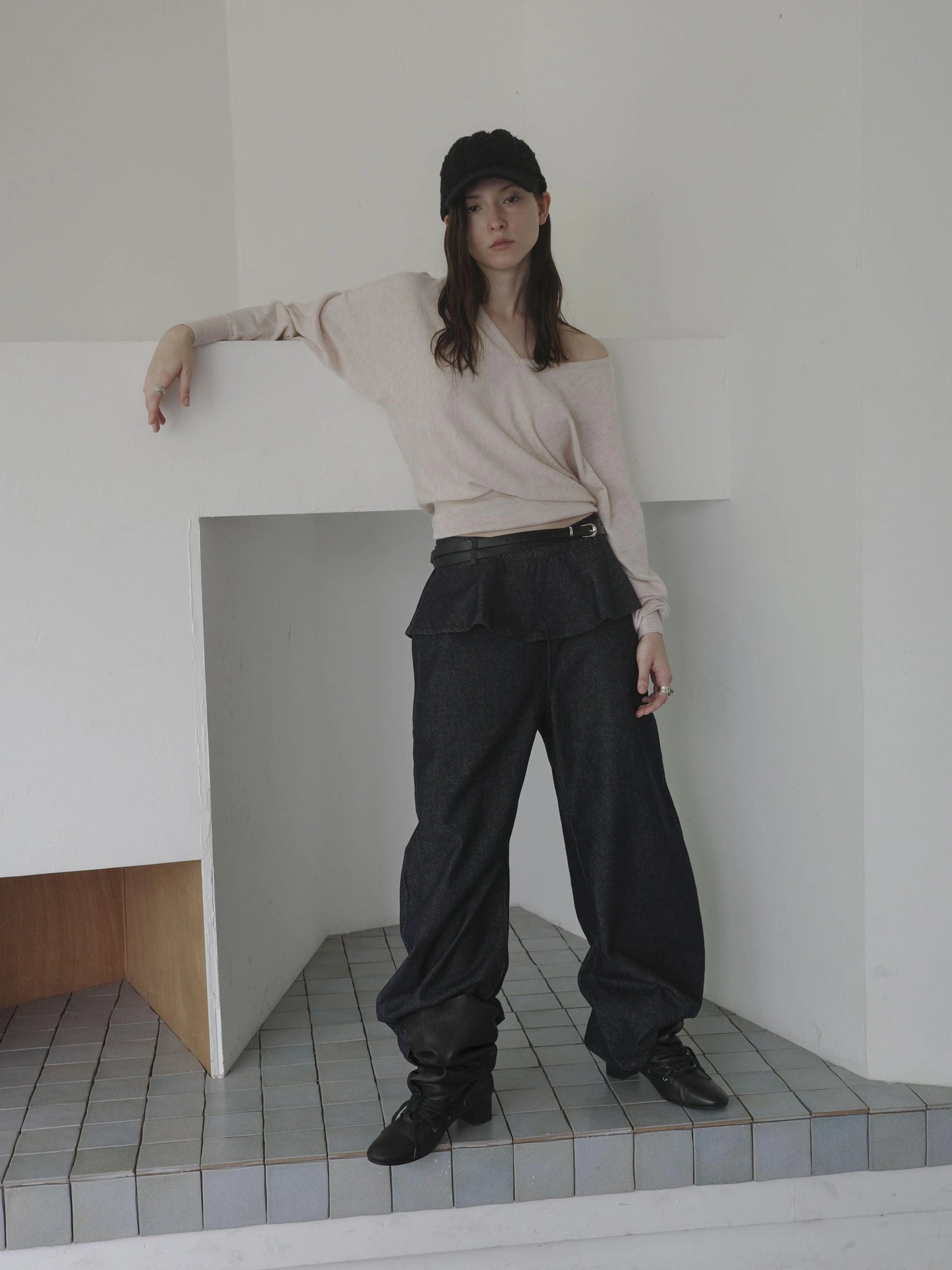 DKZ OFFICIAL Ruffle Waist Curved Hem Jeans