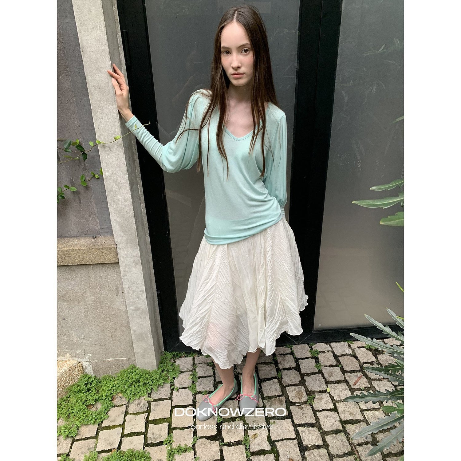 DKZ_OFFICIAL_Slim_V-neck_Puff_Sleeves_Women&