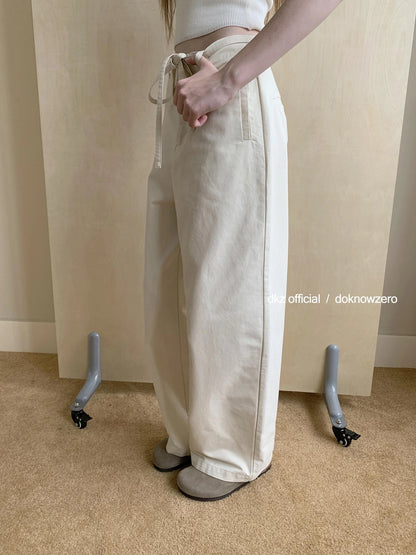 DKZ OFFICIAL Straight Leg Trousers In Apricot