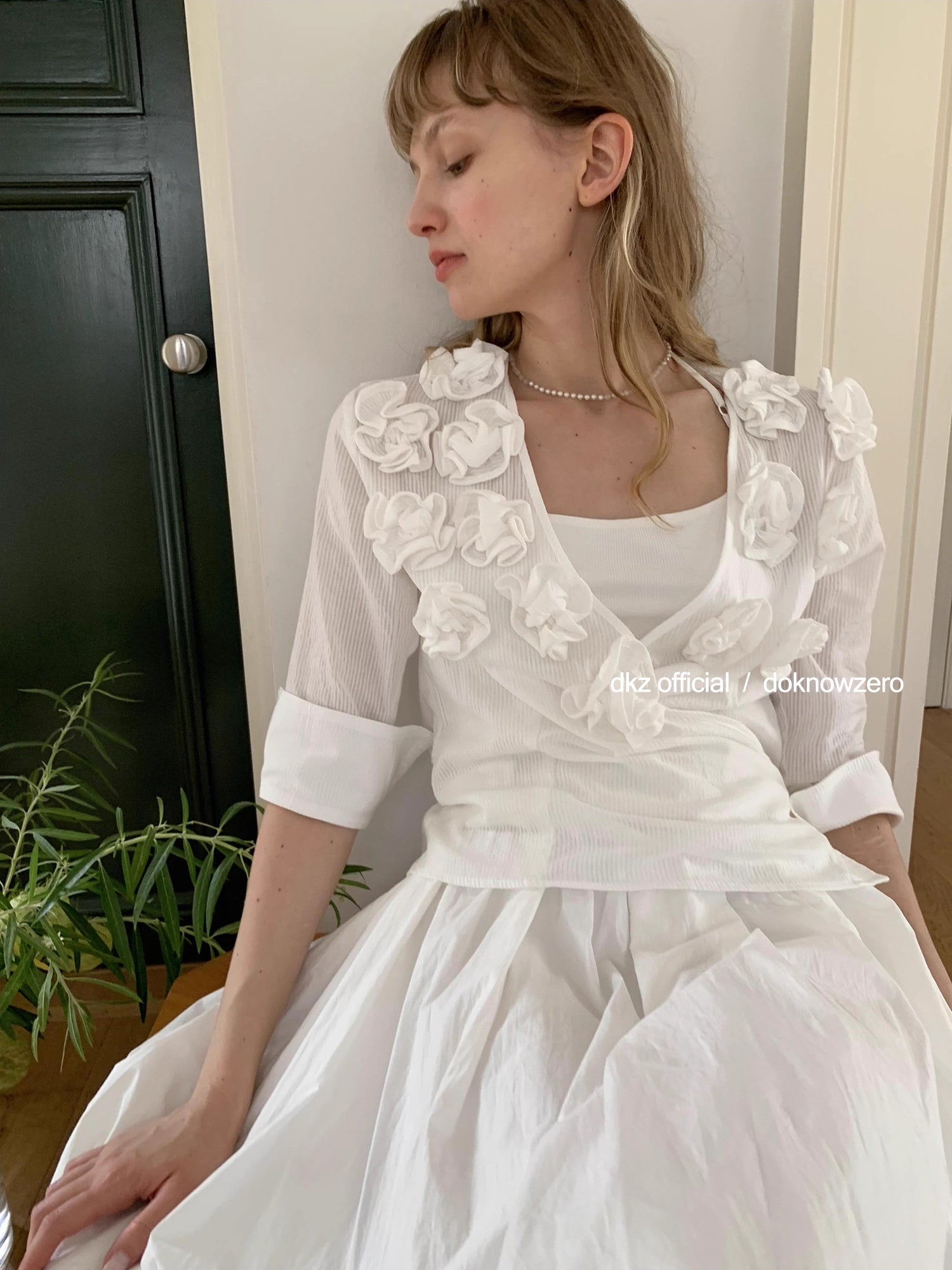 DKZ_OFFICIAL_V-Neck_Floral_Embroidered_Loose_Fit_T-Shirt_MISSTT