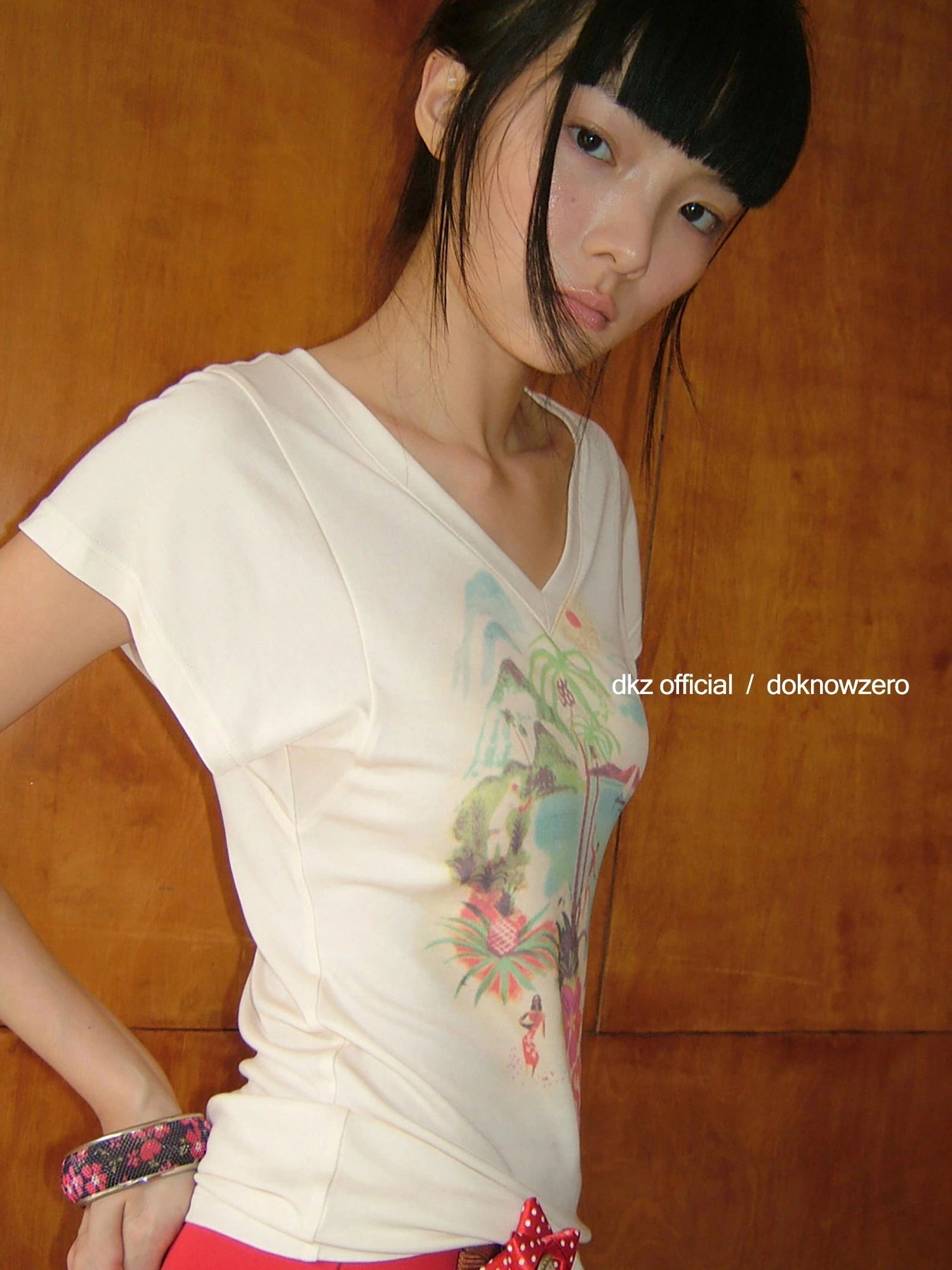 DKZ OFFICIAL V-Neck Lyocell T-Shirt With Retro Hawaiian Print