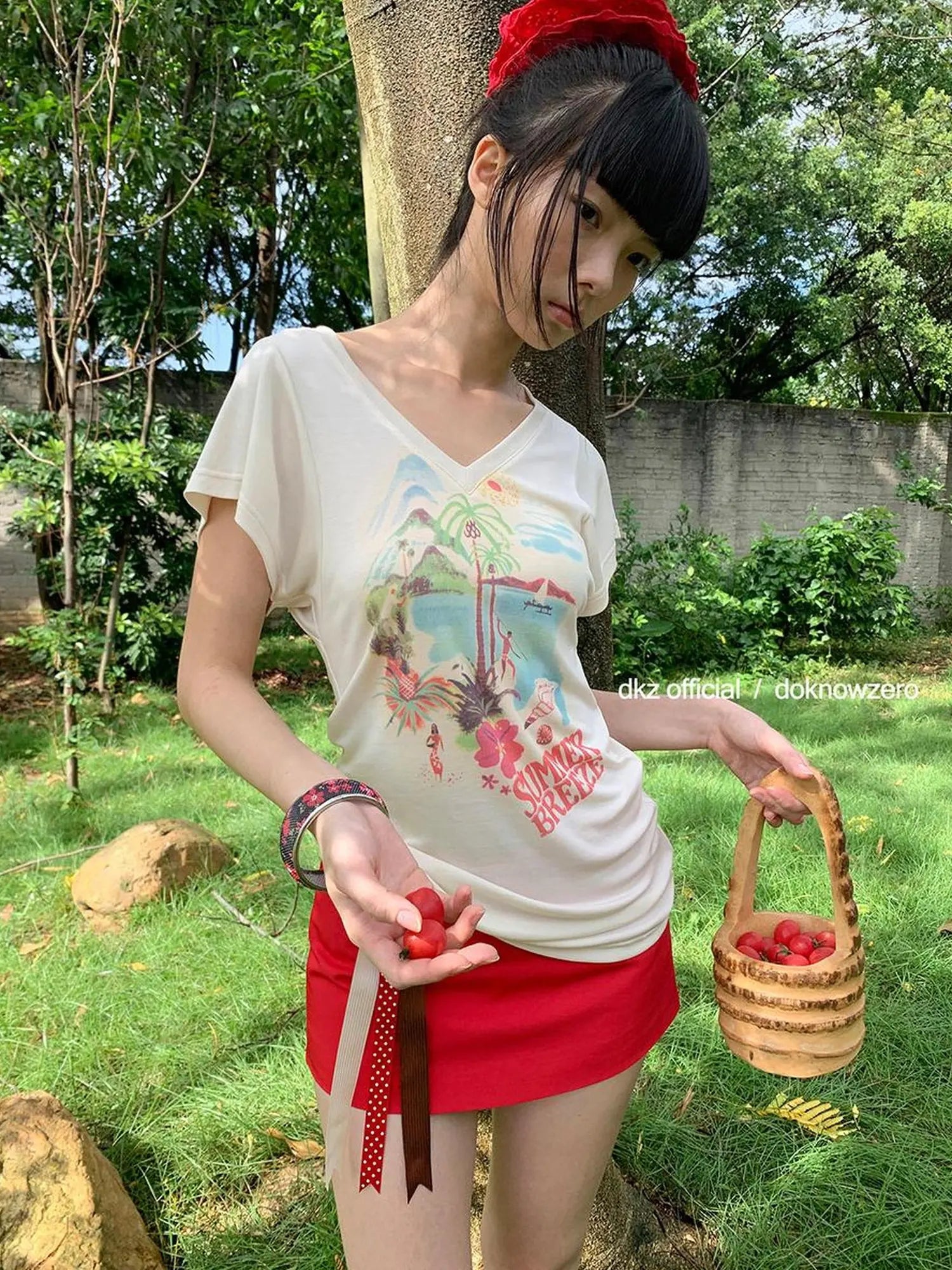 DKZ OFFICIAL V-Neck Lyocell T-Shirt With Retro Hawaiian Print