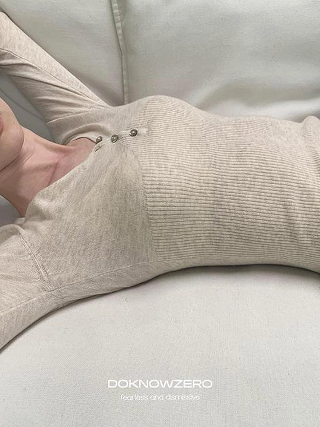 DKZ OFFICIAL V-Neck Slim Fit Ribbed Long Sleeve Knit Top