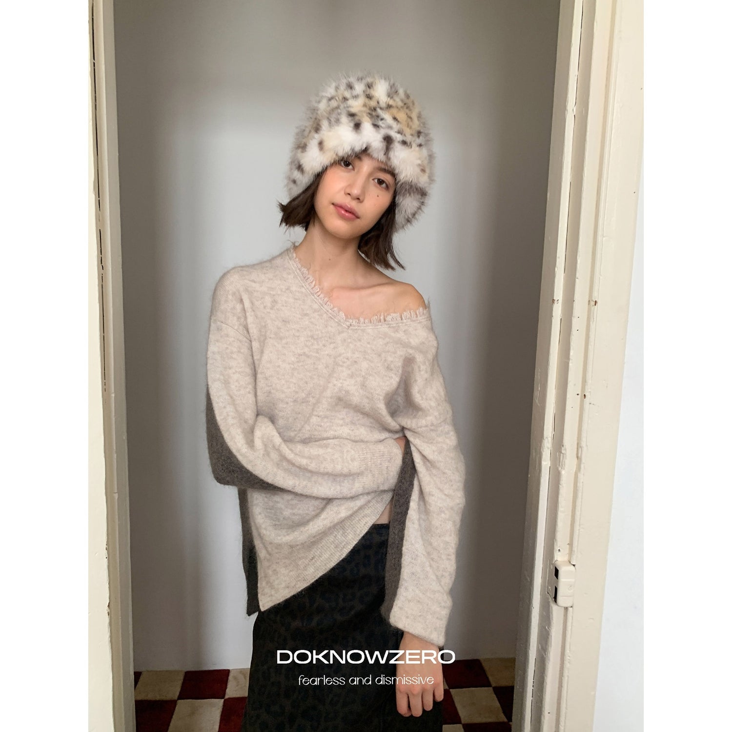 DKZ_OFFICIAL_V-neck_Colorblock_Relaxed_Fit_Women&