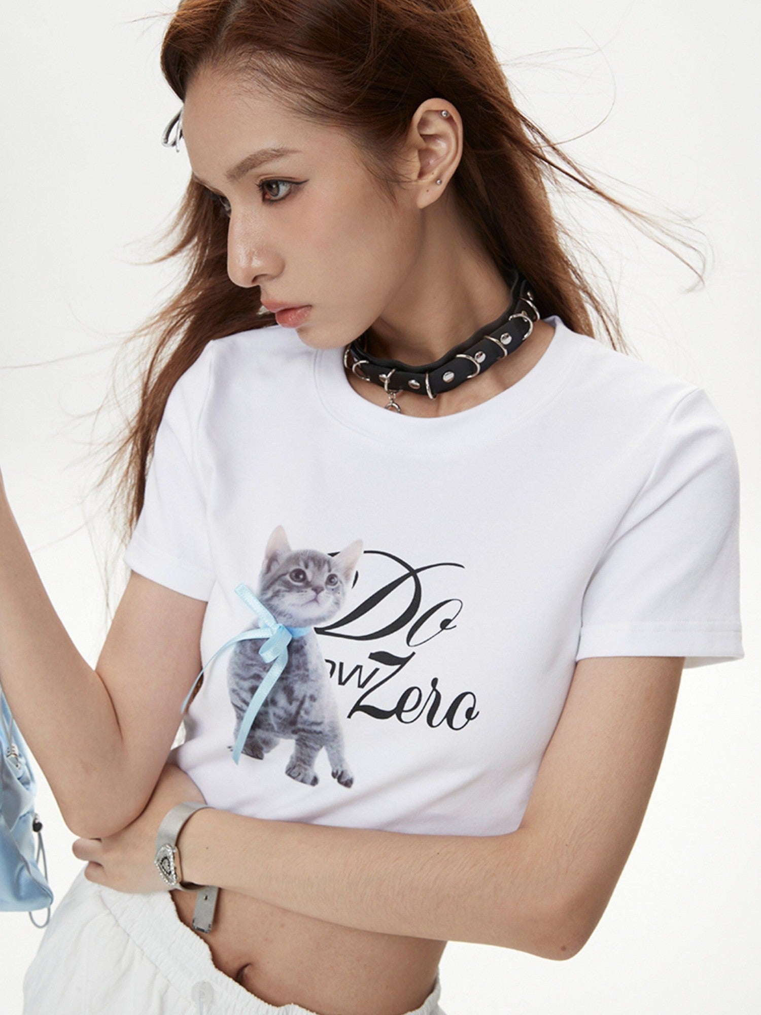 DKZ OFFICIAL White Cat And Text Print Round Neck Short Sleeve Women&