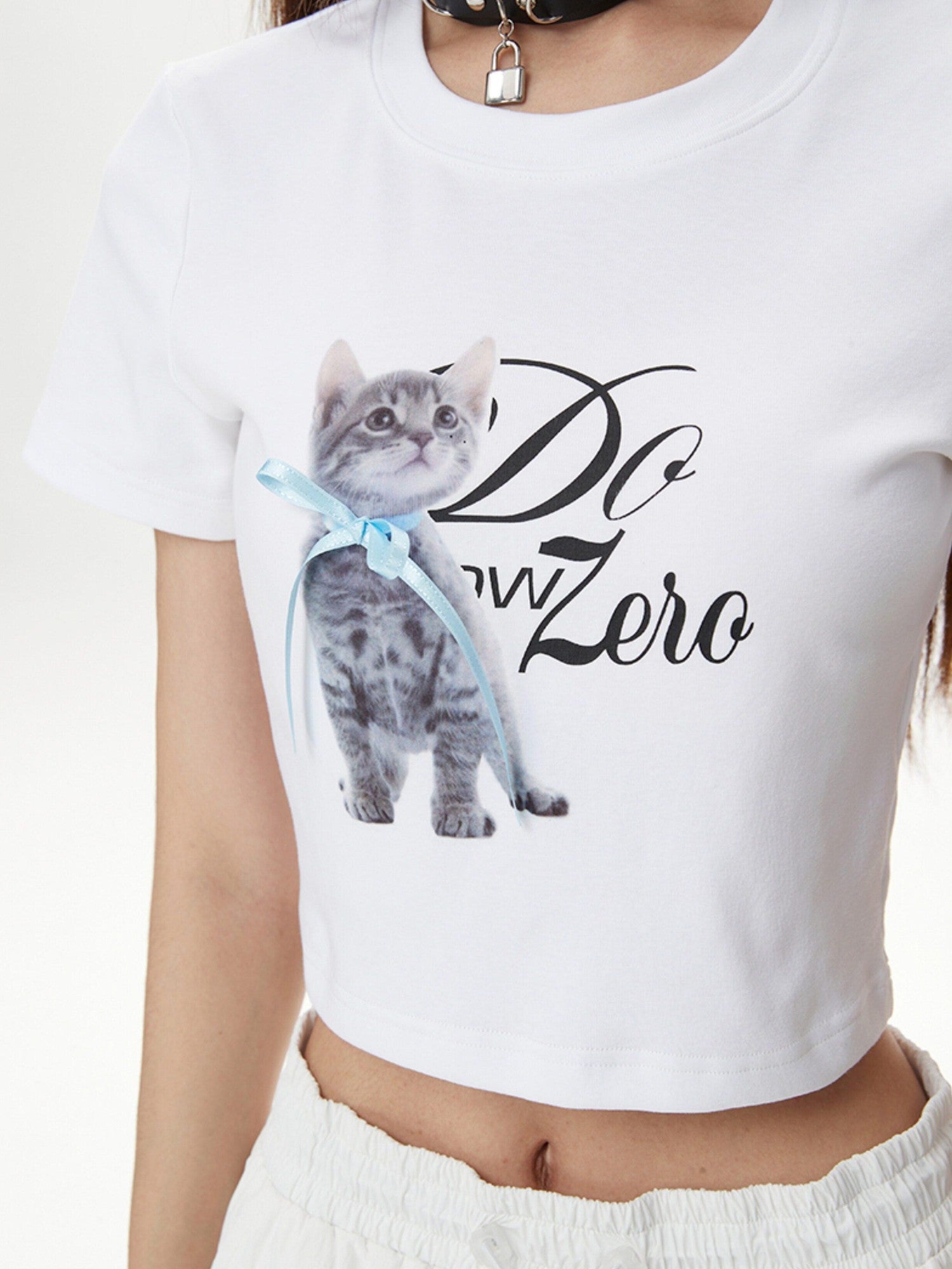 DKZ OFFICIAL White Cat And Text Print Round Neck Short Sleeve Women&