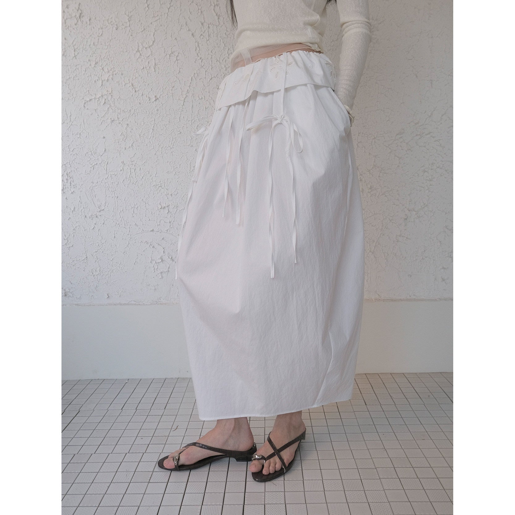 DKZ_OFFICIAL_White_Embroidered_Waistband_Lantern_Women&