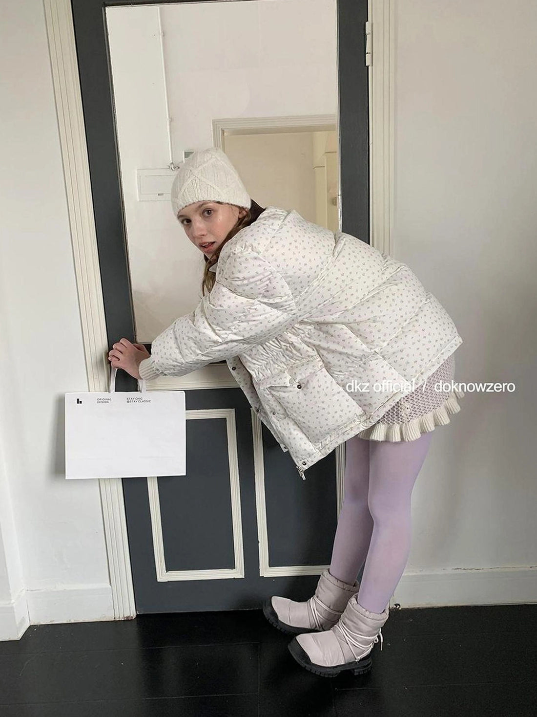 DKZ OFFICIAL White Floral Contrast Collar Duck Down Puffer Coat