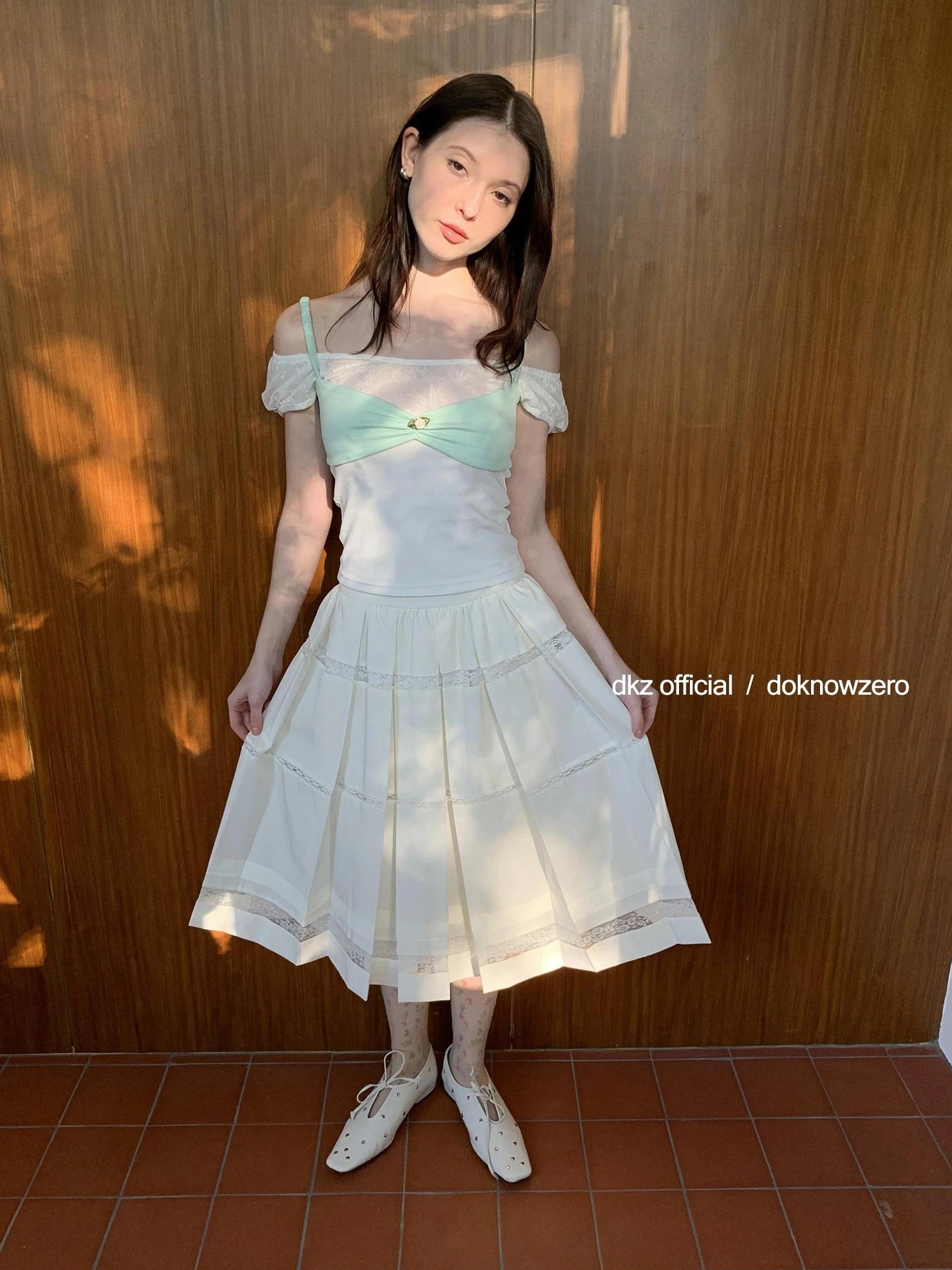 DKZ OFFICIAL White Lace Paneled A Line Pleated Skirt