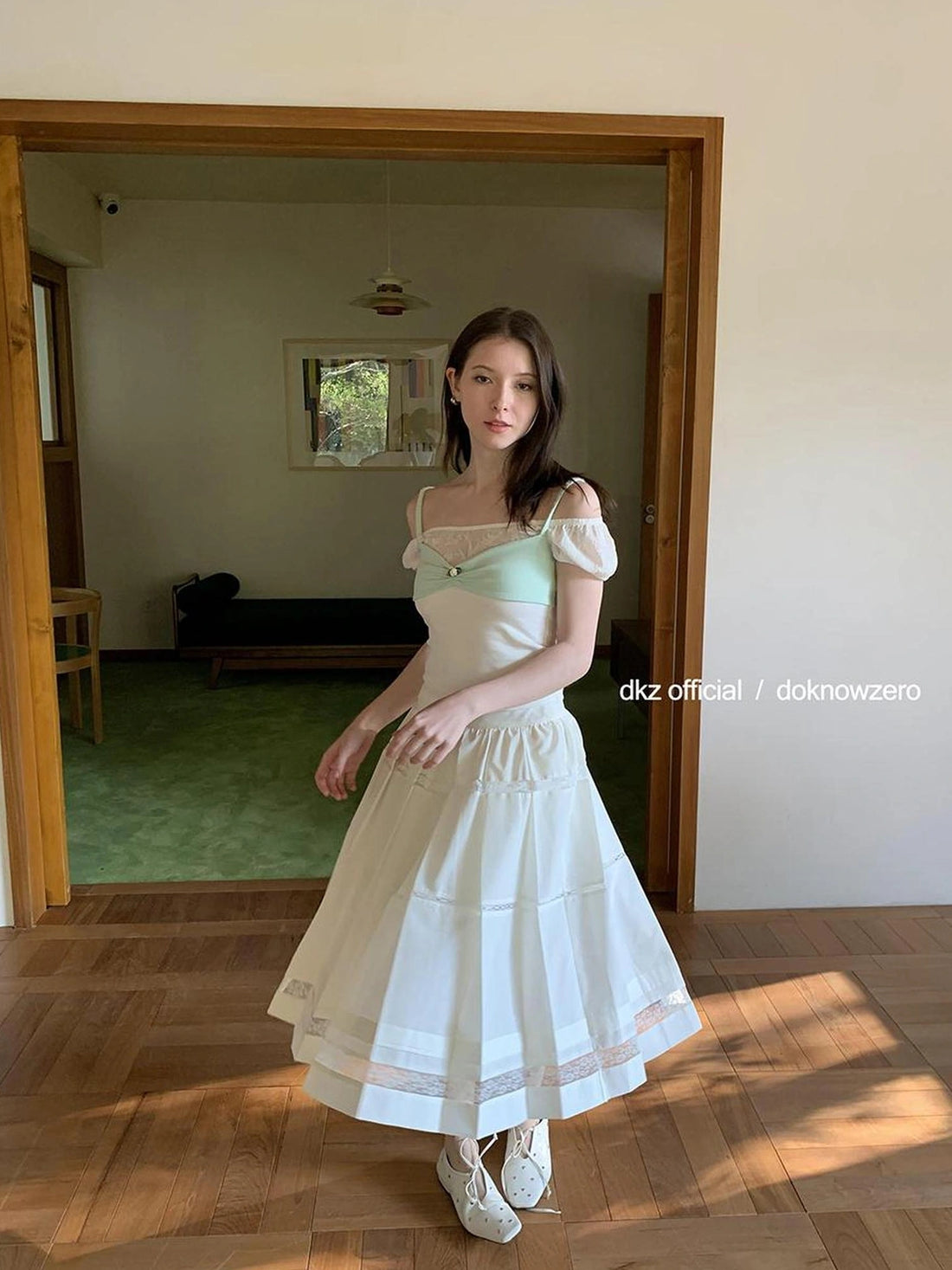 DKZ OFFICIAL White Lace Paneled A Line Pleated Skirt