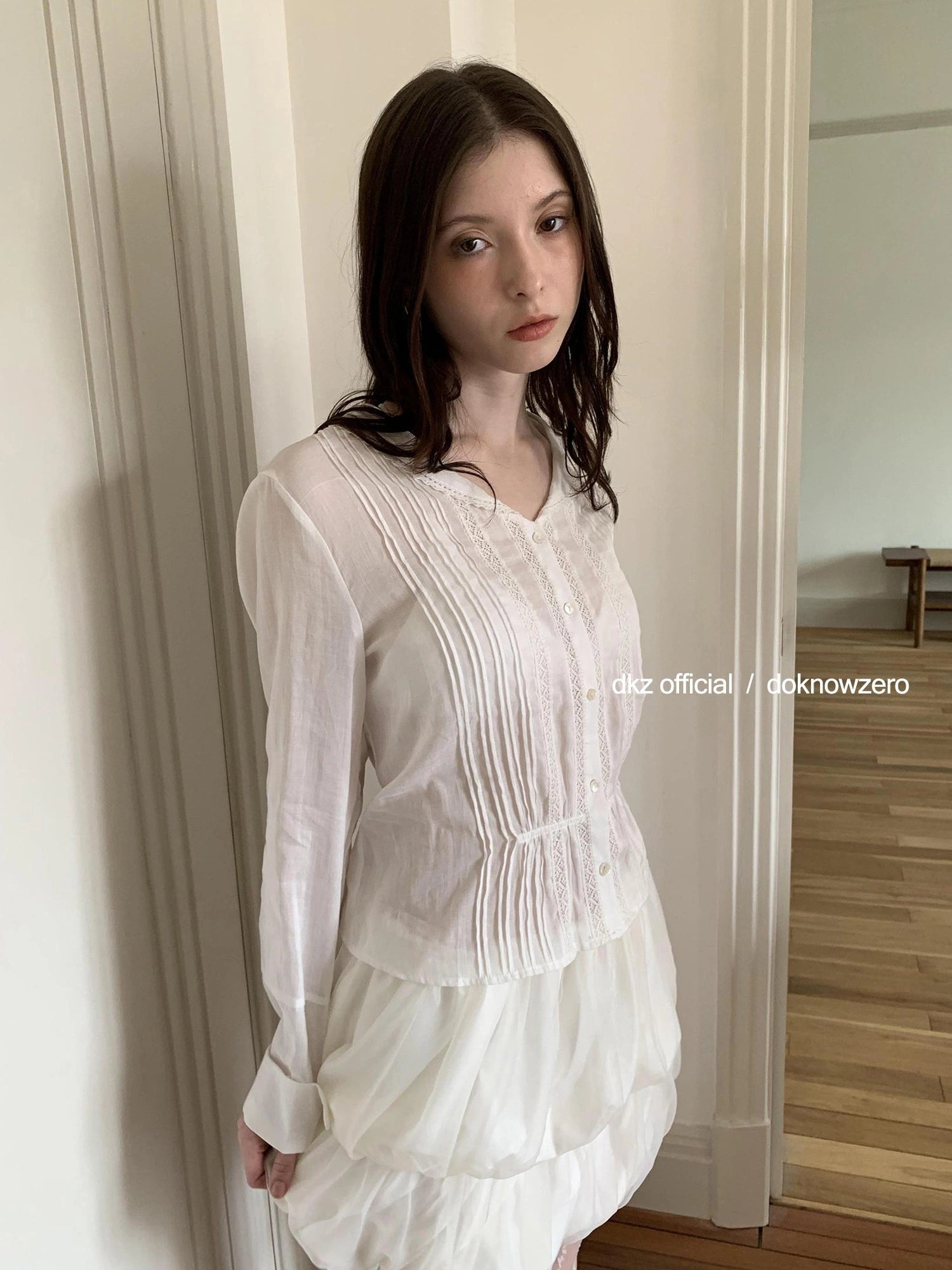 DKZ OFFICIAL White Lace Ruffle Trim Pleated Overshirt