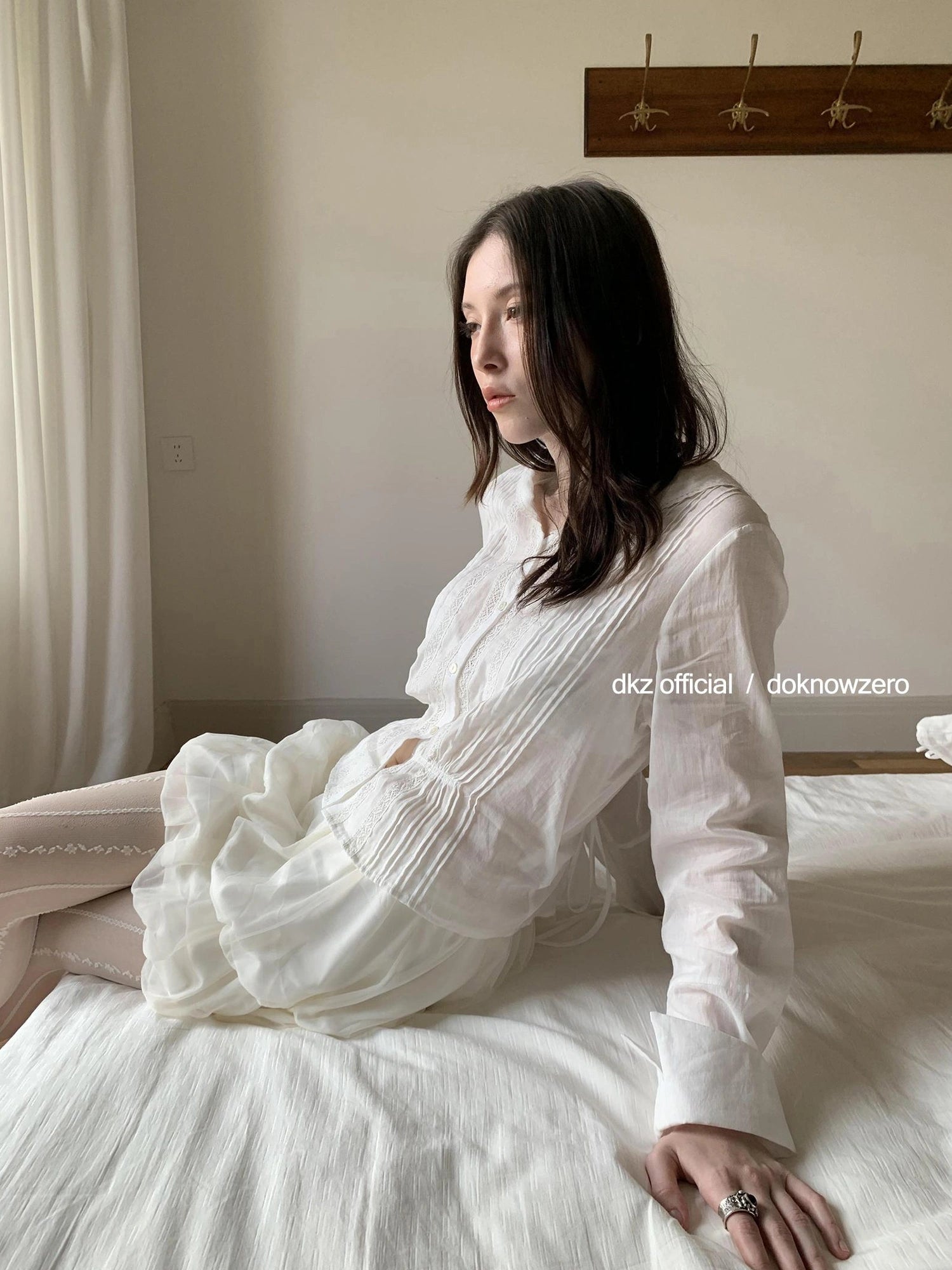 DKZ OFFICIAL White Lace Ruffle Trim Pleated Overshirt