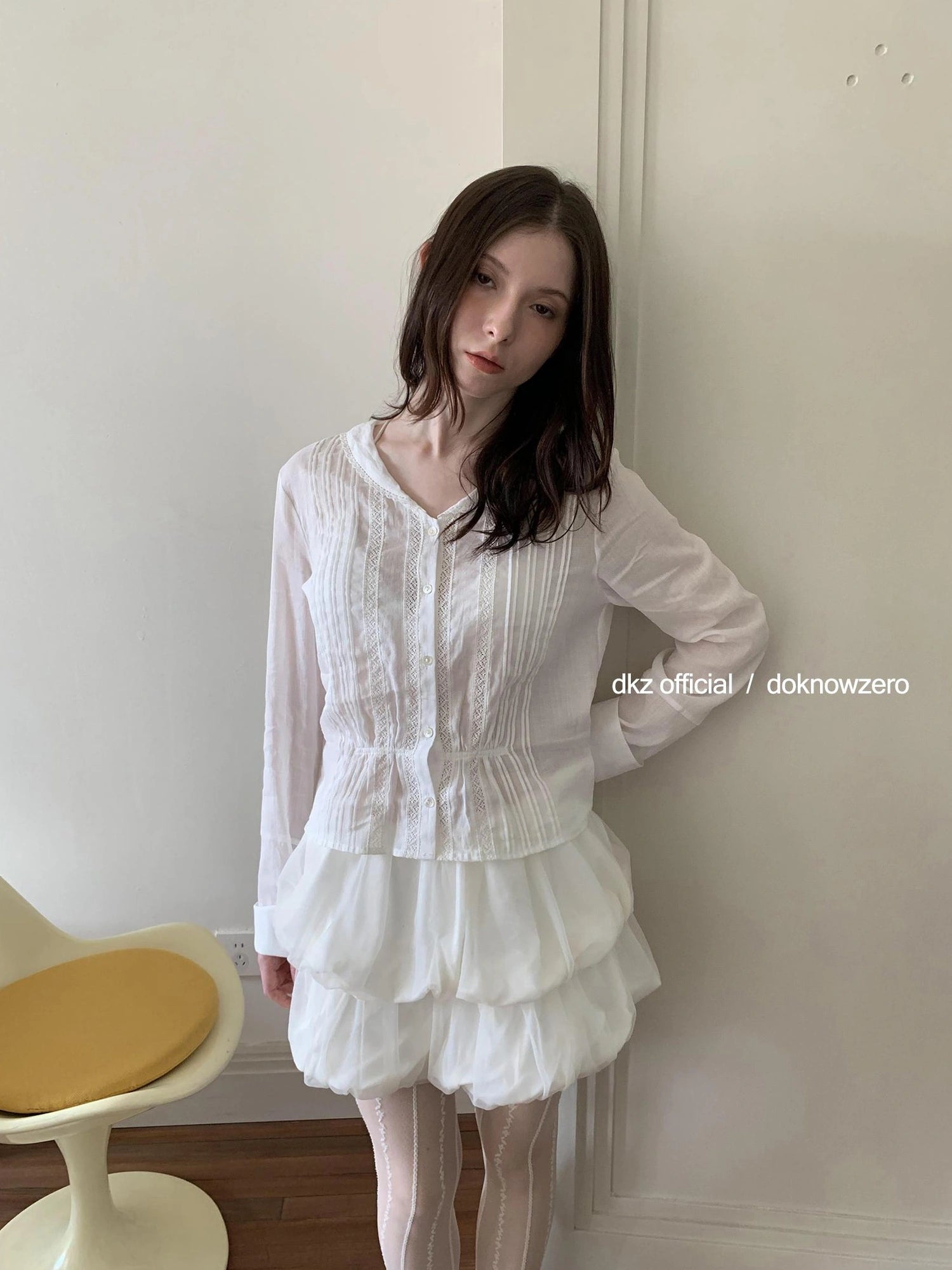 DKZ OFFICIAL White Lace Ruffle Trim Pleated Overshirt
